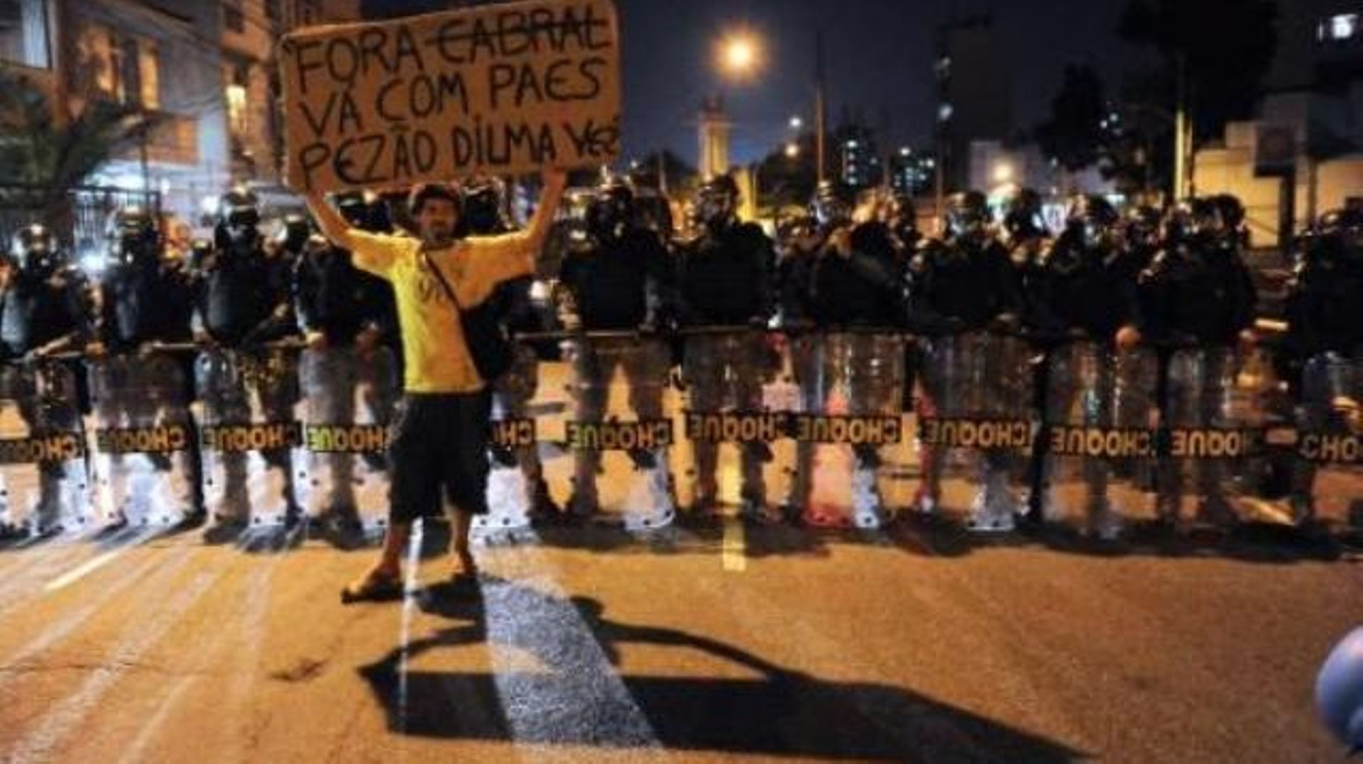 Brésil: 200 manifestants stoppés à quelques kilomètres du stade Maracana