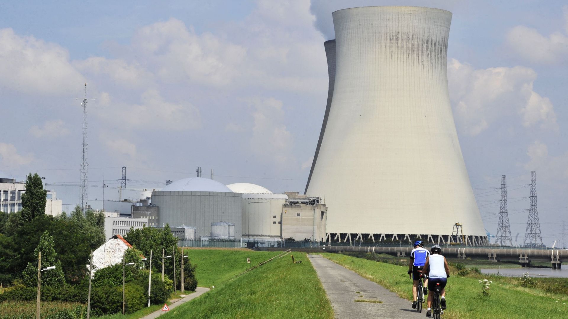 Des cyclistes roulent près de la centrale nucléaire à Doel, au nord d'Anvers.