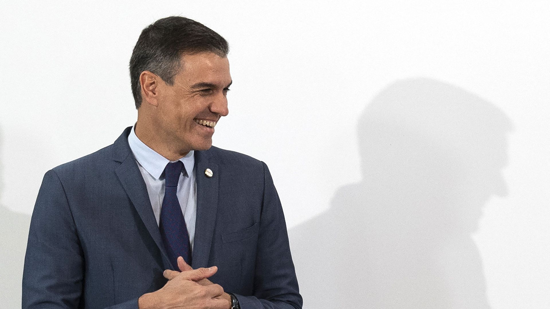 Le Premier ministre espagnol Pedro Sanchez sourit avant une conférence de presse après le 33e sommet ibérique annuel, à Viana do Castelo, le 4 novembre.