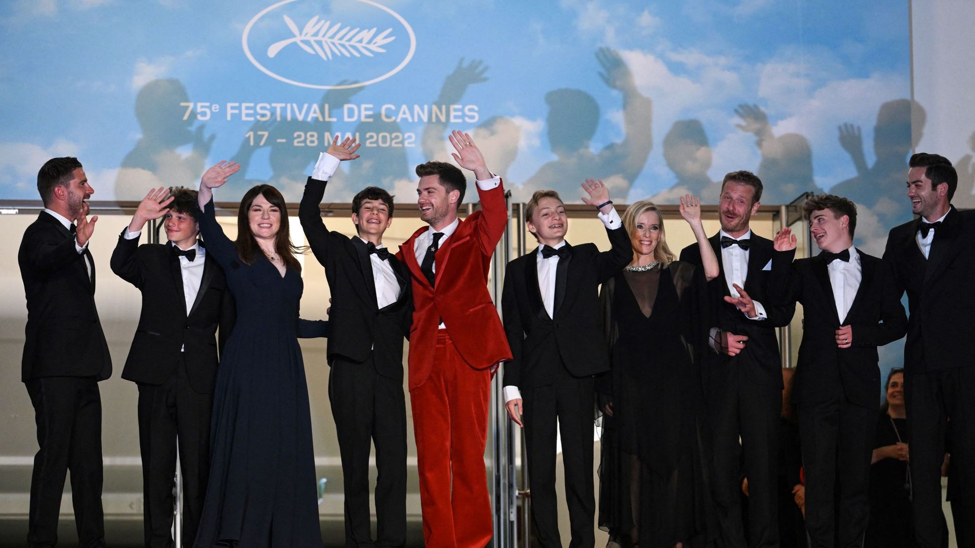 Tout le casting de "Close" en haut des marches