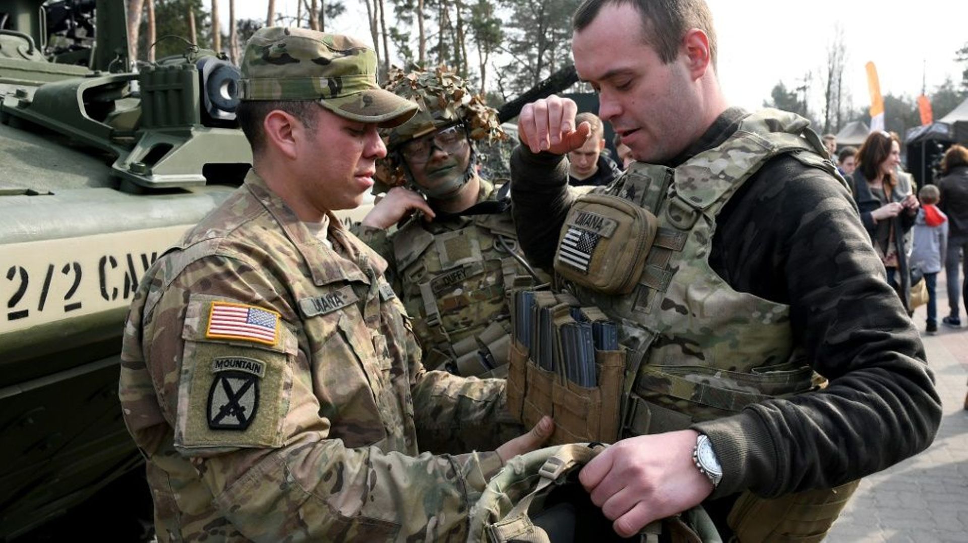 Un soldat américain, membre des troupes de l'Otan déployées en Pologne, montre son équipement à un Varsovien le 29 mars 2017