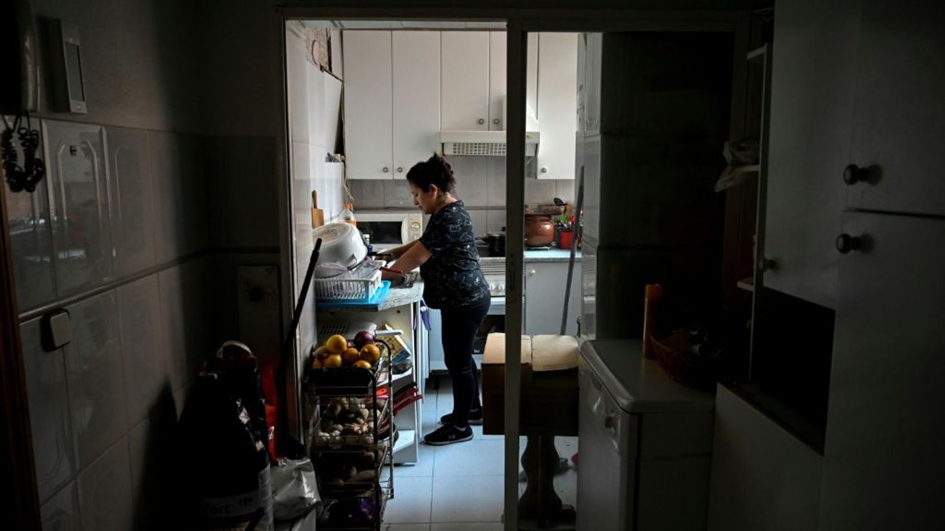Pamela Ponce dans la cuisine de son appartement qu’elle ne peut plus chauffer en raison du prix trop élevé de l’électricité, le 26 janvier 2022 à Madrid.