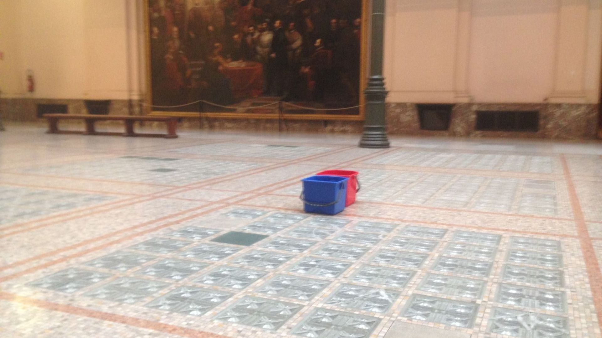 Il pleut dans les salles de nos musées (ici aux MRAH du Cinquantenaire)
