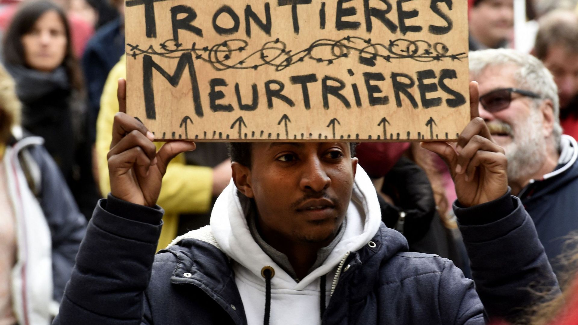 Un manifestant, à Calais, le 13 novembre, en solidarité avec les migrants en danger.
