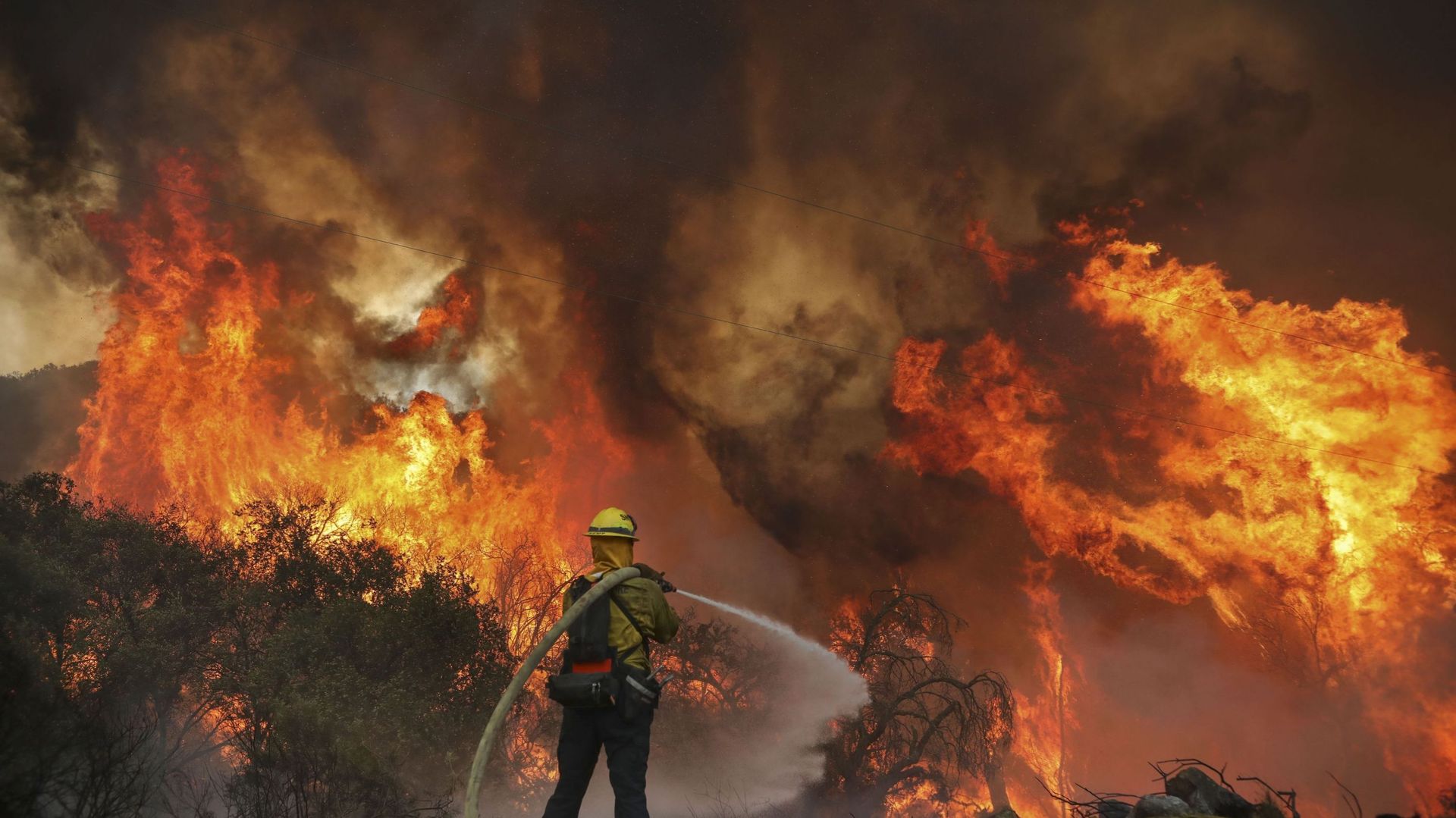 Les pompiers du comté de San Miguel combattent un feu de broussailles le long de la route Japatul lors de l'incendie de la vallée à Jamul, en Californie, le 6 septembre 2020