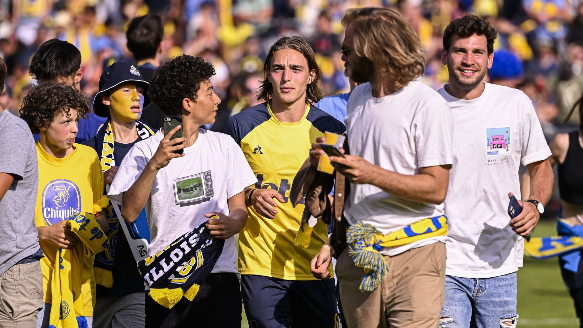 Casper Nielsen entouré de supporters. 