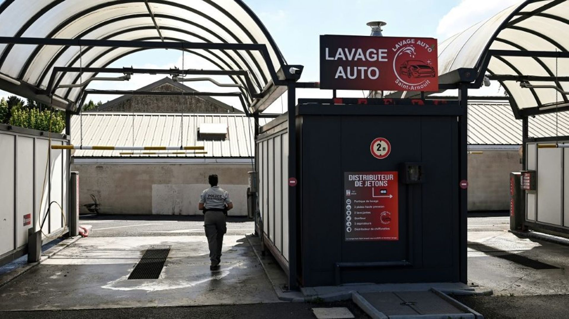 Un membre de la police de l’environnement inspecte une station de lavage, le 5 août 2022 à Saint-Quentin-en-Yvelines (Yvelines).