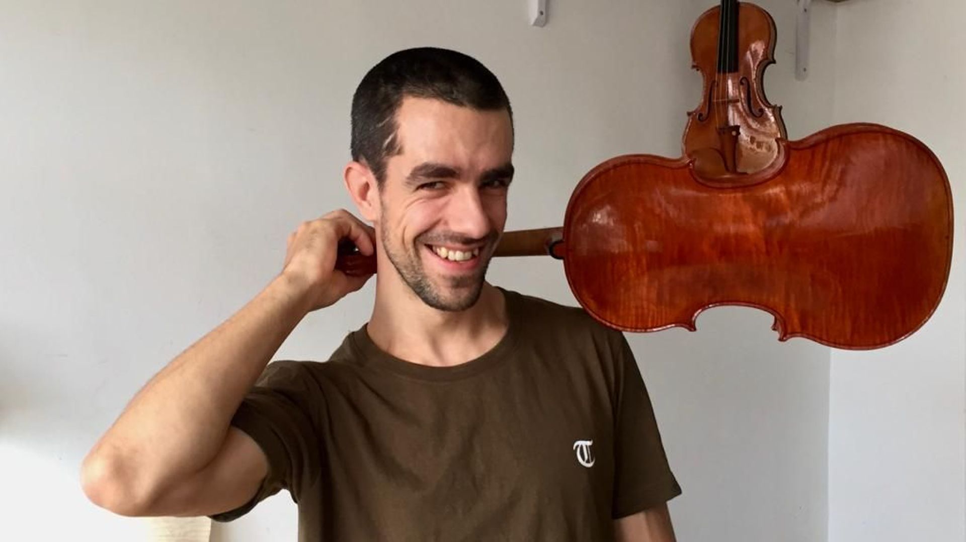 En 2e partie d'émission, honneur au jeune luthier belge Emilio Crabbé. Il vient de remporter  la médaille d'argent, en catégorie "violon alto" lors de la 16e triennale internationale de lutherie Antonio Stradivarius, à Crémone.