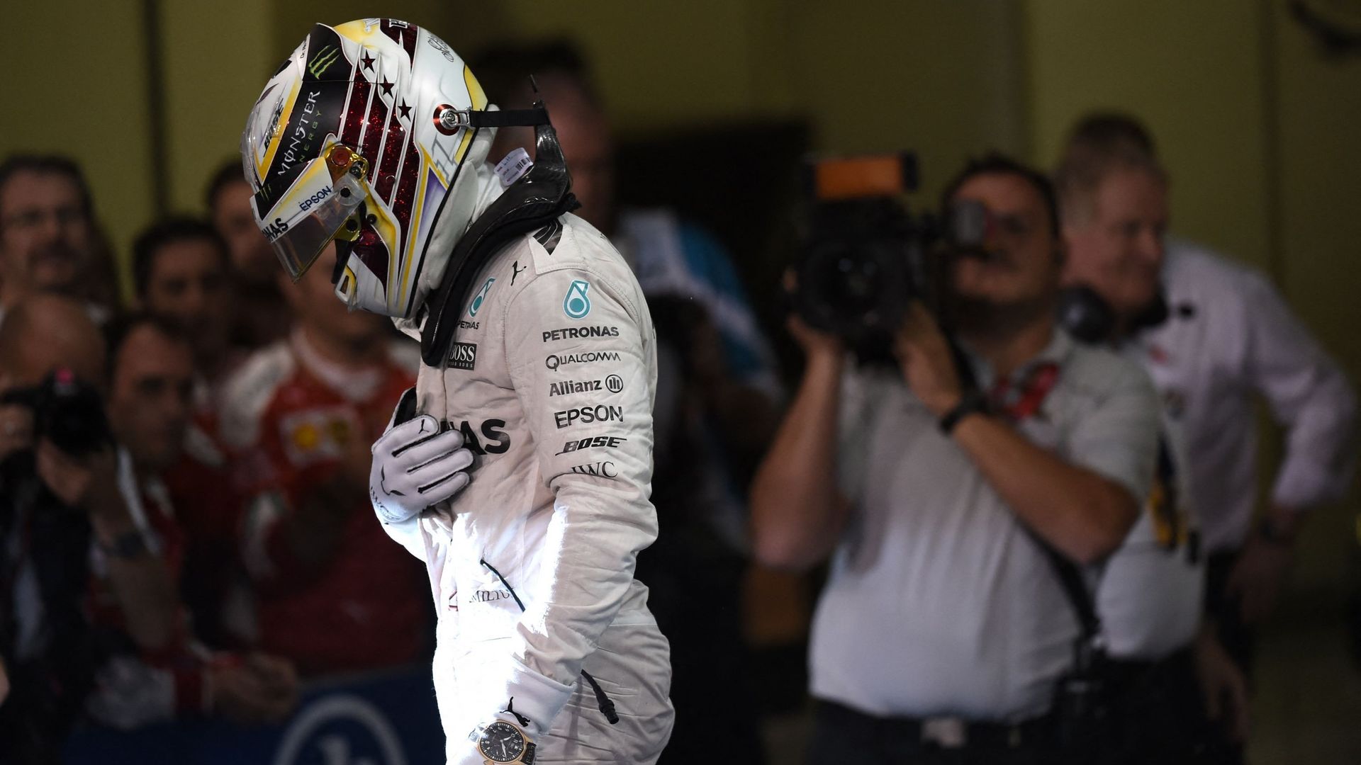 Lewis Hamilton tête basse après le Grand Prix d'Abu Dhabi 2016