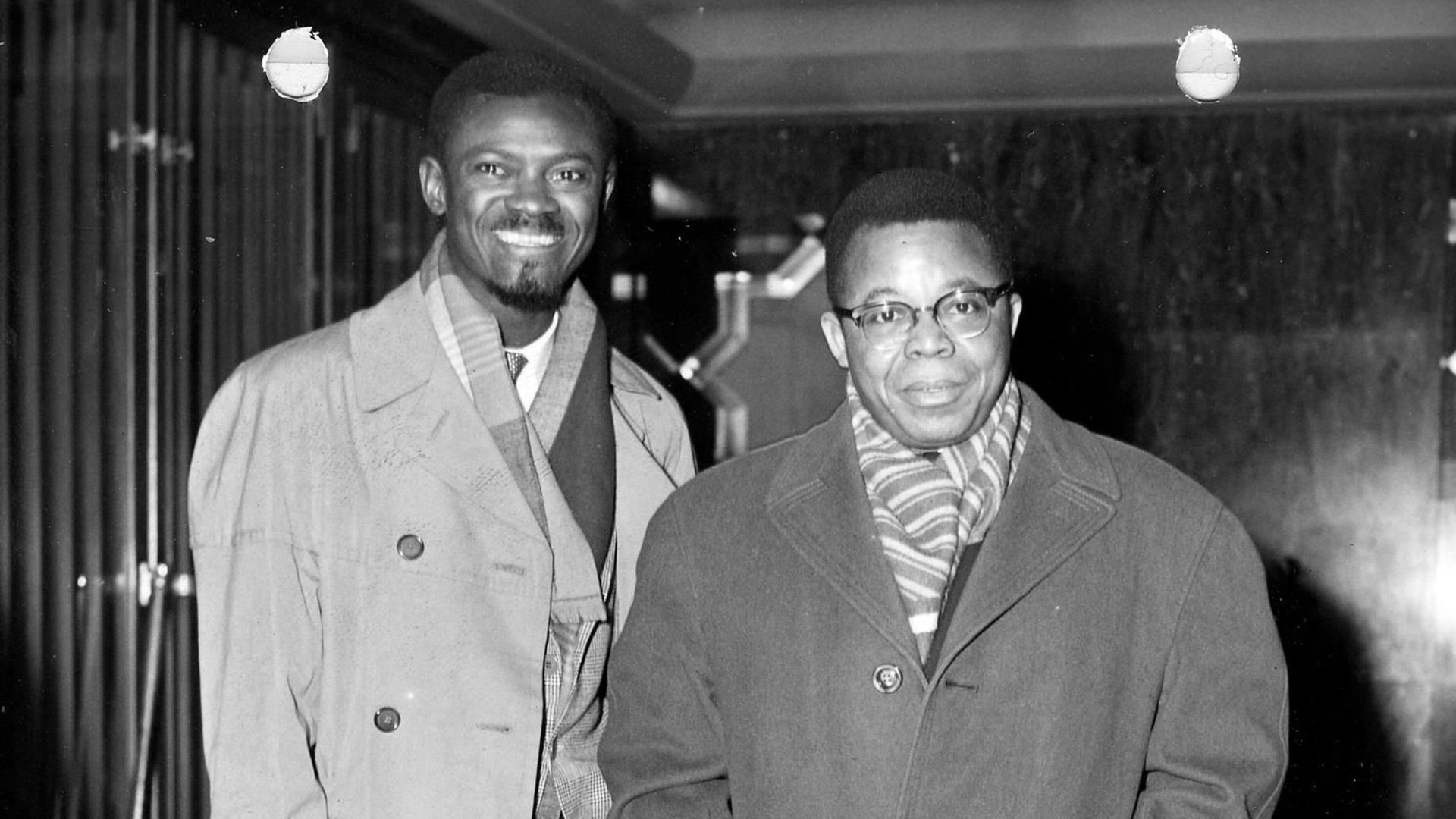 Le 10 février 1960, Joseph Kasa-Vubu (à droite) revient à la Table ronde dont il avait claqué la porte et rejoint Patrice Lumumba (à gauche).