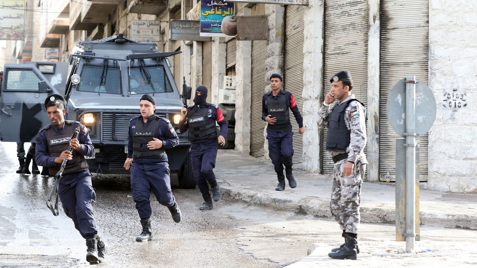 Des forces de sécurité dans une rue de Irbid au Nord d'Amman le 2 mars 2016.