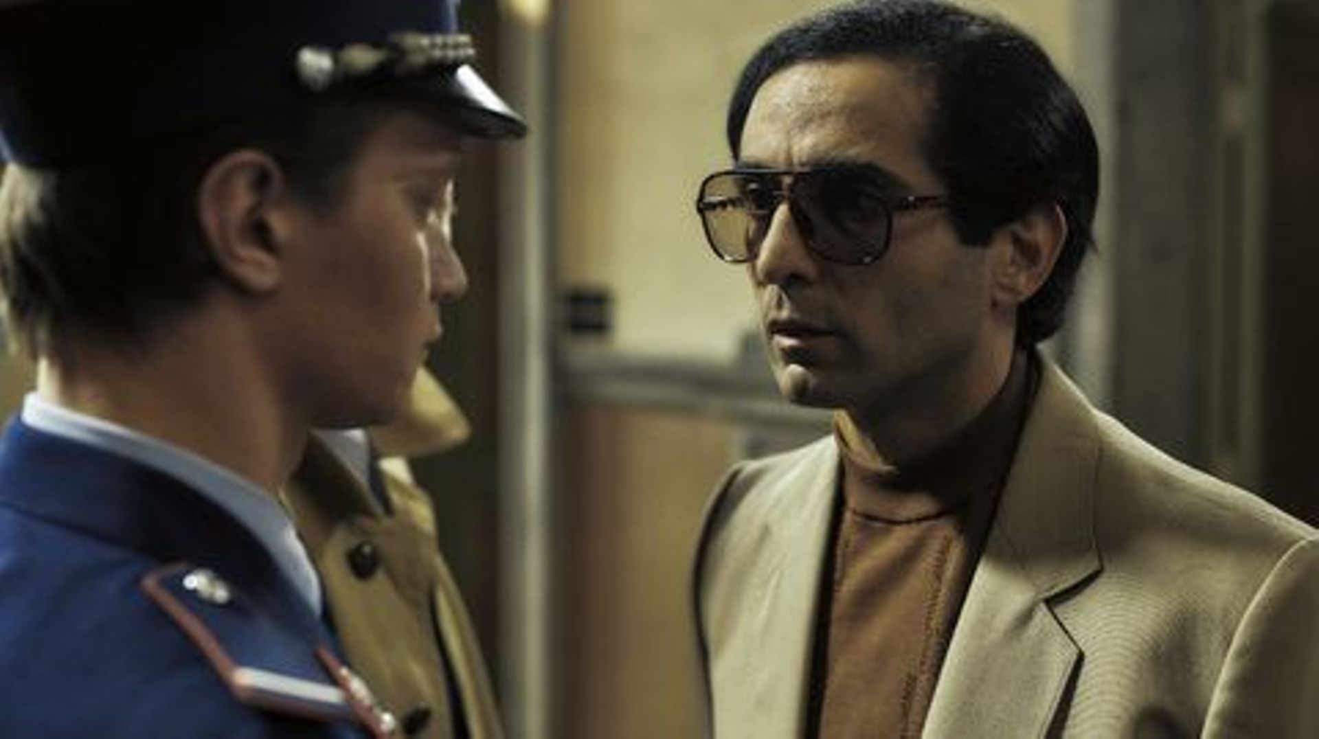Extrait de la série '1985', le personnage d’un jeune gendarme interprété par Tijmen Govaerts confronté au personnage de Madani Bouhouche interprété par Roda Fawaz,