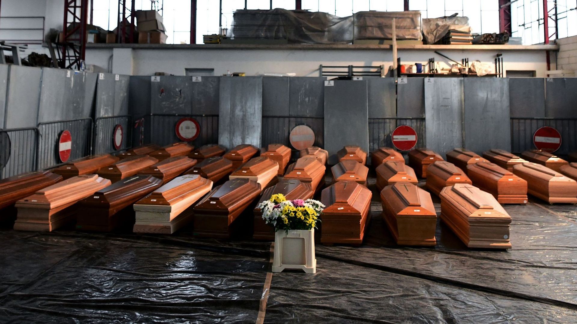 35 cercueils de personnes décédées stockés dans un entrepôt à Ponte San Pietro, près de Bergame, en Lombardie avant d’être transportés dans une autre région pour être incinérés, alors que l’Italie subit de plein fouet la pandémie du COVID-19.