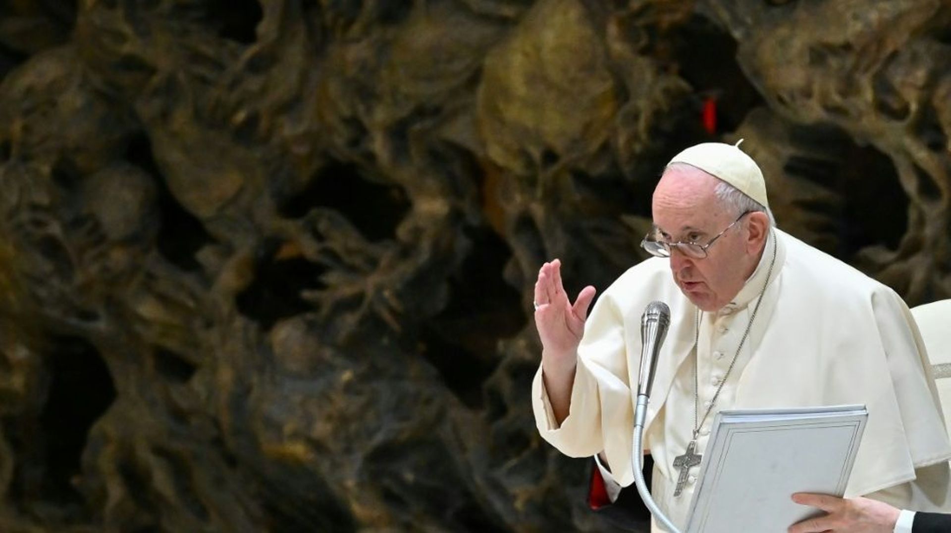Le pape François bénit les participants à son audience générale hebdomadaire, au Vatican le 14 décembre 2022