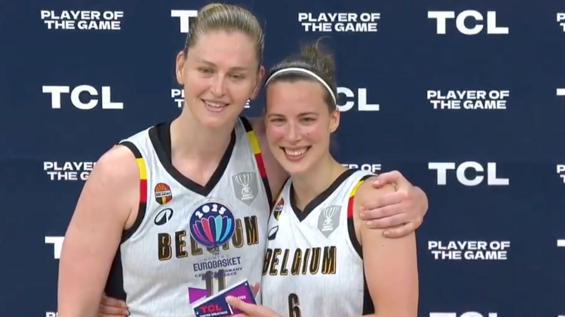 Une superstar au grand coeur : Emma Meesseman offre son trophée d'MVP du  match à Antonia Delaere