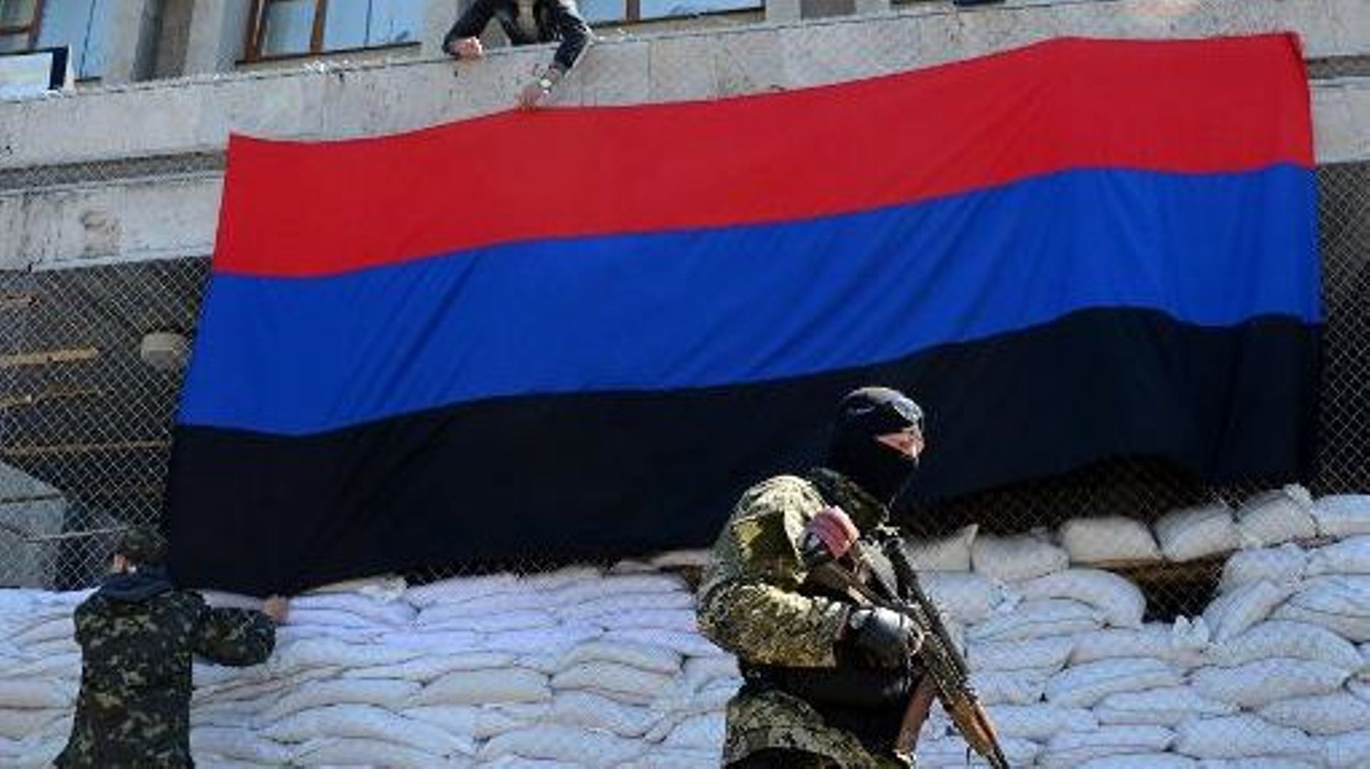 Des hommes armés montent la garde devant un bâtiment officiel occupé par les pro-russes à Slaviansk, dans l'est de l'Ukraine, le 21 avril 2014