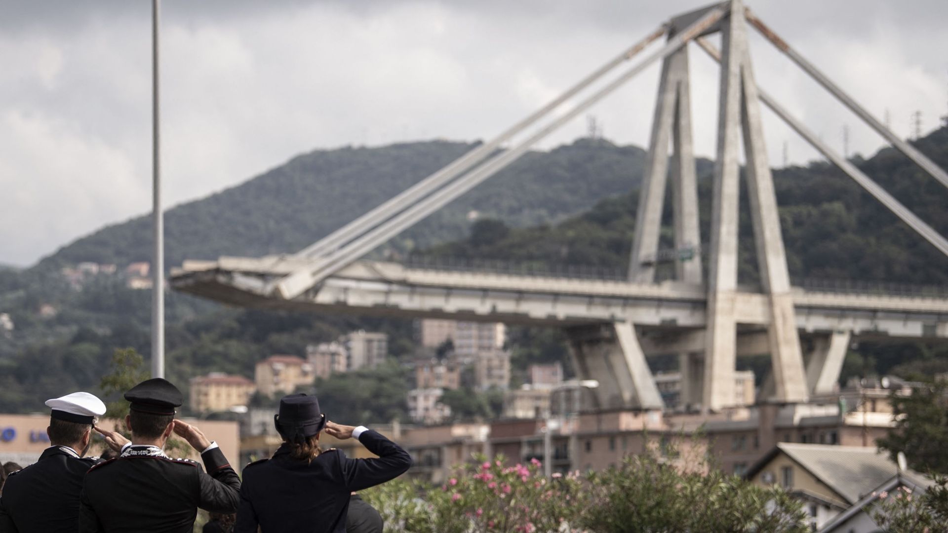 La police italienne rend hommage aux victimes lors d’une cérémonie, un mois après l’effondrement du pont Morandi qui a fait 43 morts, le 14 septembre 2018 à Gênes.