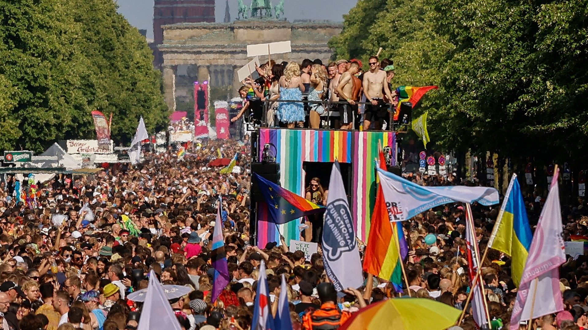 44e manifestation du Christopher Street Day (CSD) pendant le mois des fiertés à Berlin, le 23 juillet 2022, avec la Porte de Brandebourg en arrière-plan. 