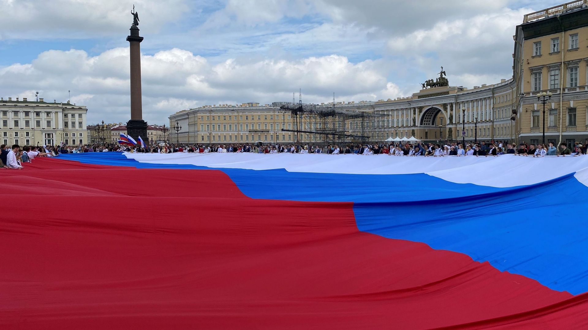 Un gigantesque drapeau russe déployé par la Jeune garde de Russie Unie