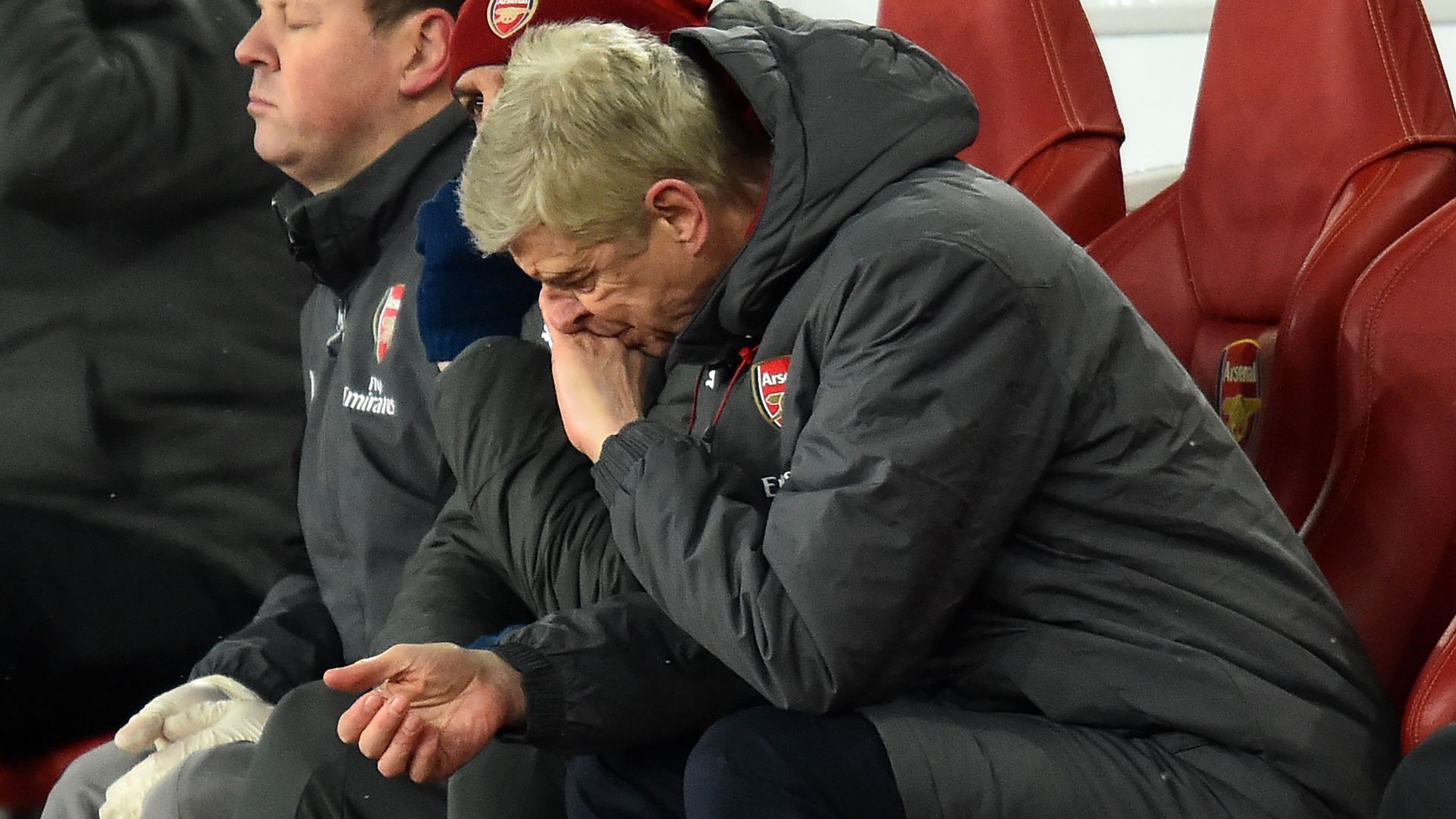 Chemise signée ARSENE WENGER maillot dédicacé encadré invincibles affichage