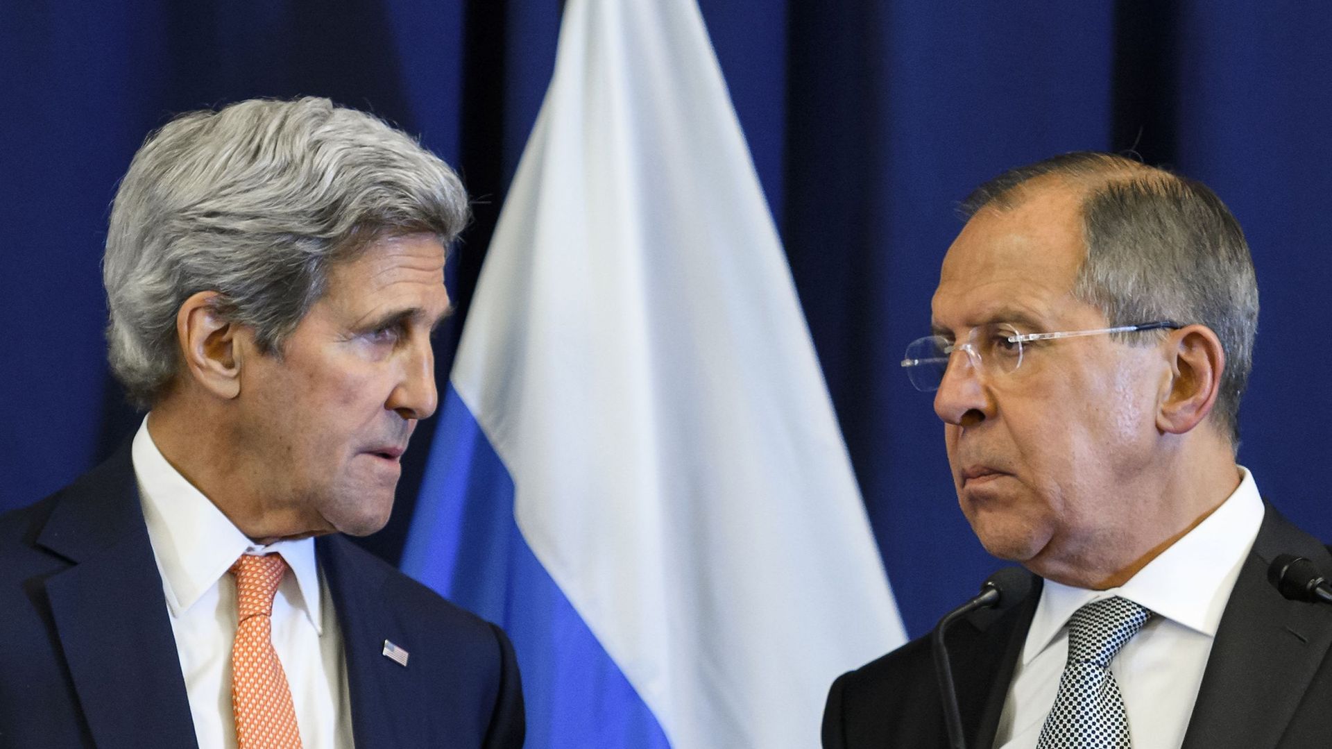 Les responsables des Affaires étrangères russe (Sergueï Lavrov, à droite) et américaine (John Kerry, à gauche)