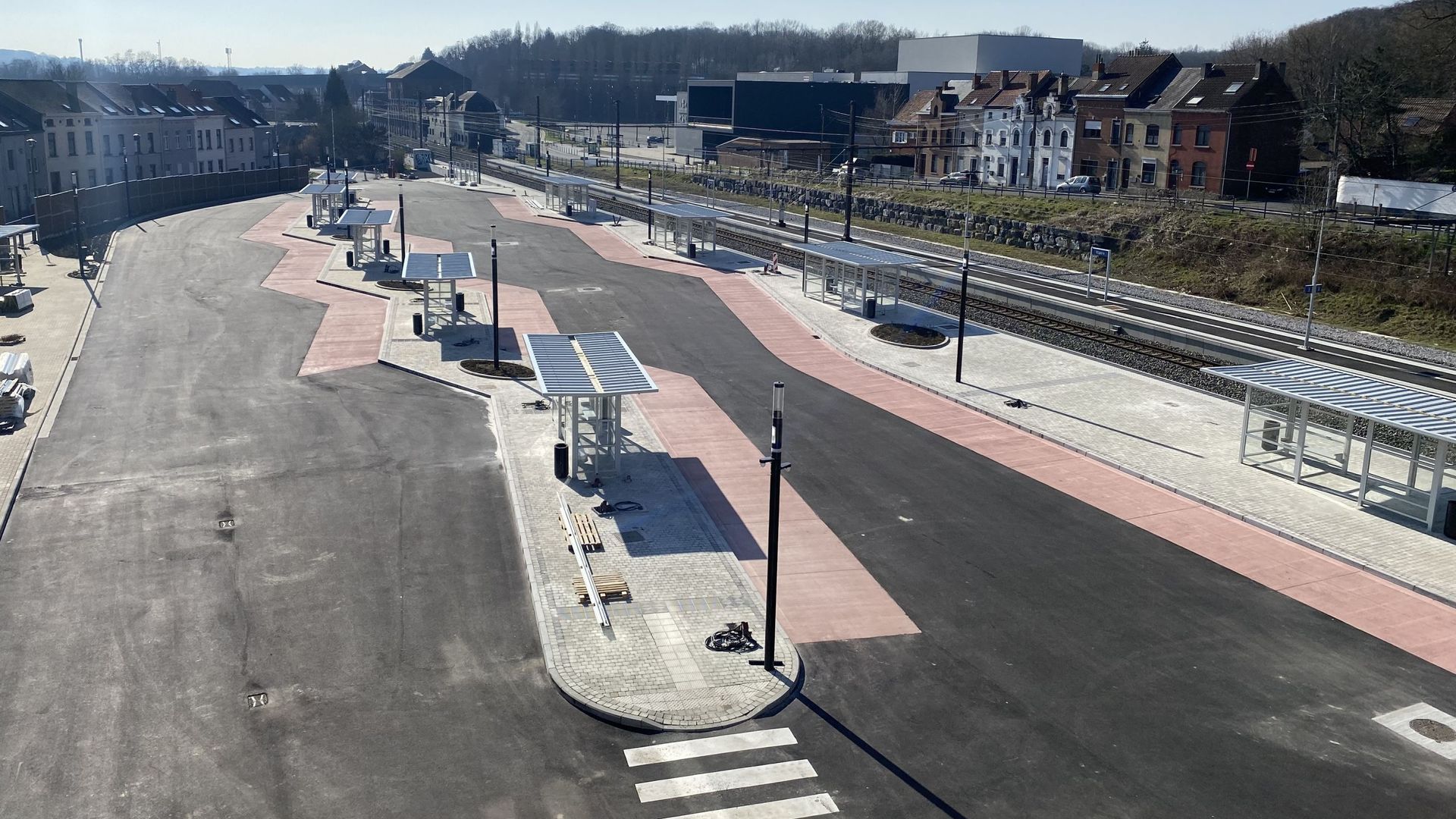 Située à l'arrière du bâtiment du TEC et de la place Henri Berger, la nouvelle gare des bus de Wavre dispose de seize quais et pourra accueillir plus facilement les véhicules articulés.