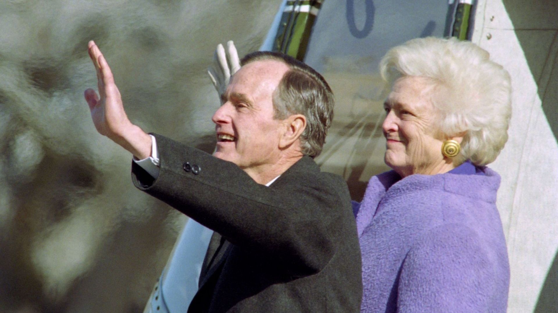 Signe de la main d'un (élégant) George Bush envers Bill Clinton 