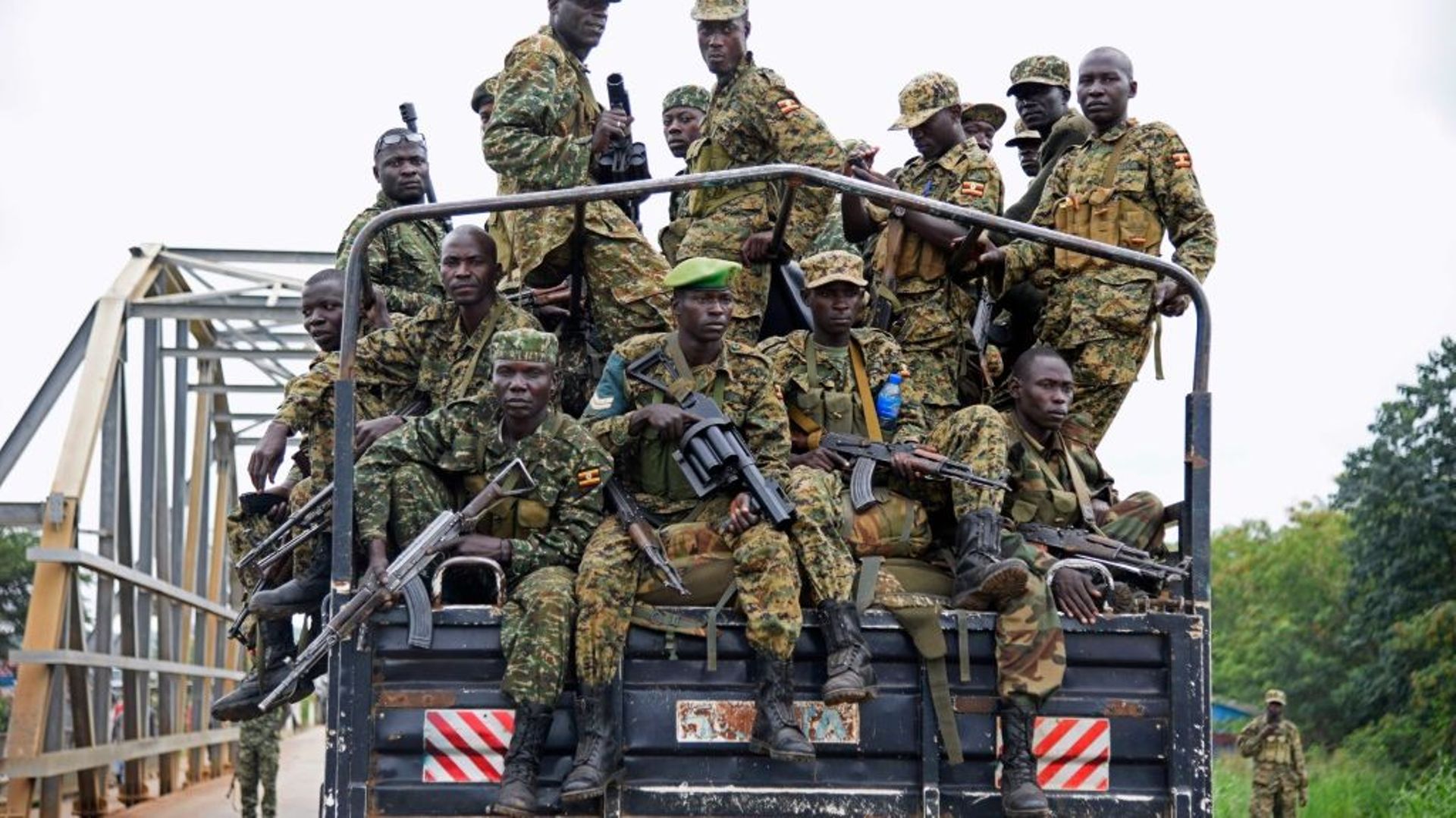 Des militaires ougandais se dirigent vers Juba, au poste-frontière de Nimule le 14 juillet 2016