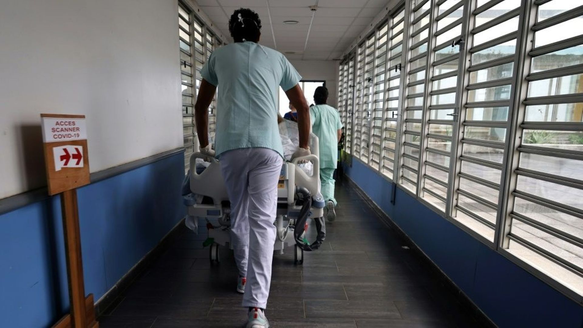 Des soignants transportent un patient atteint du Covid-19 dans les couloirs du CHU de Saint-Pierre, le 30 septembre 2021 à La Réunion