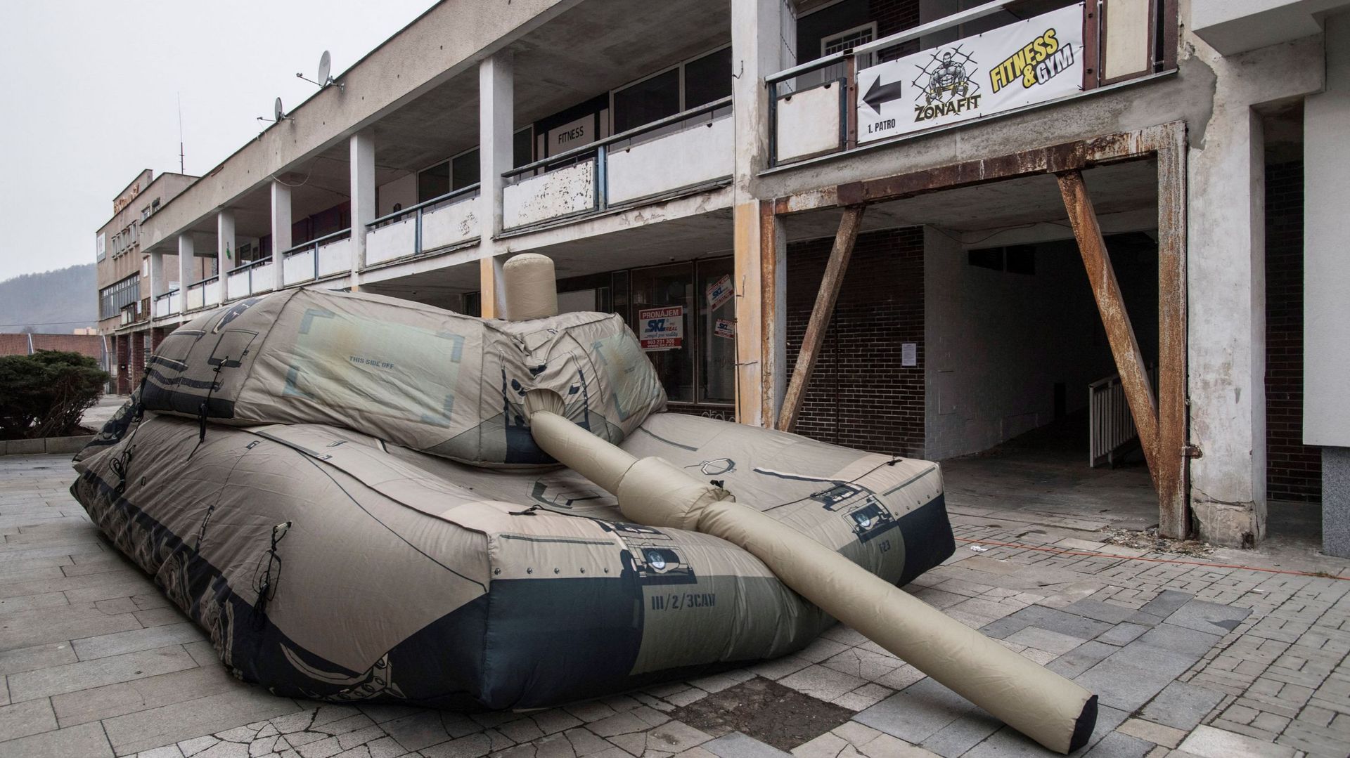 La guerra in Ucraina: carri armati gonfiabili sono usati al fronte per ingannare il nemico