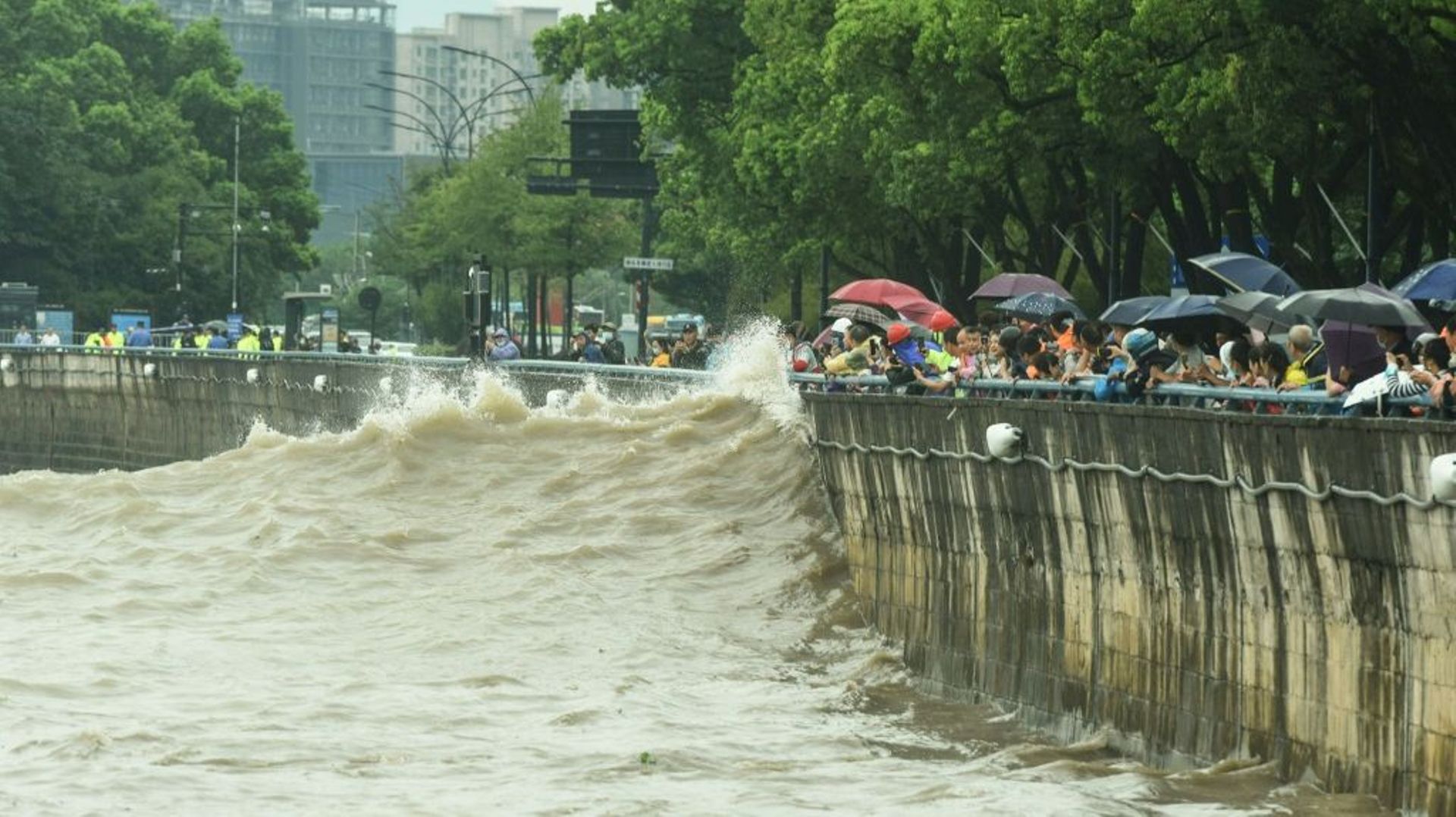 Le typhon Muifa s'abat sur le ville d'Hangzhou dans l'est de la Chine, le  14 septembre 2022