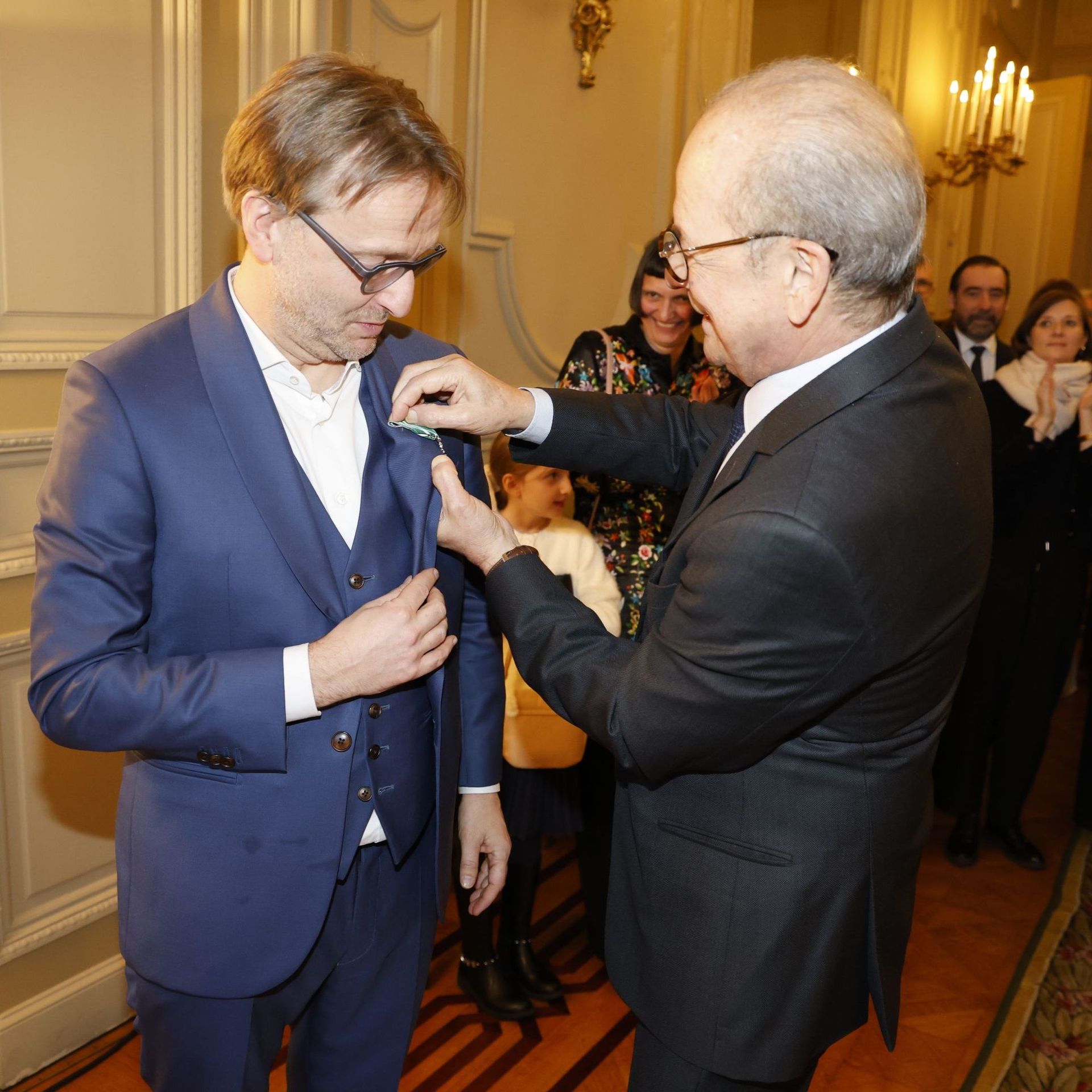 L'écrivain belge Bart Van Loo, auteur des 'Téméraires', fait Chevalier des  Arts et des Lettres 