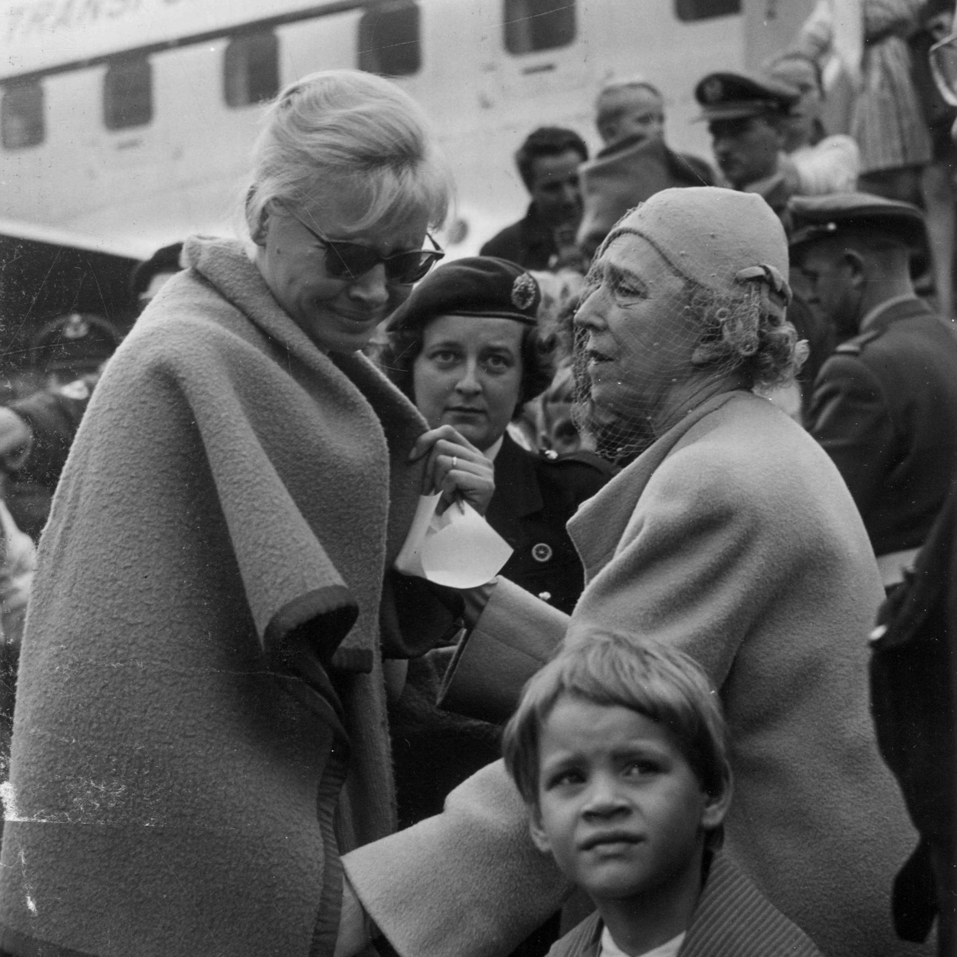 La reine Elisabeth à l’arrivée de réfugiés à l’aéroport de Bruxelles National