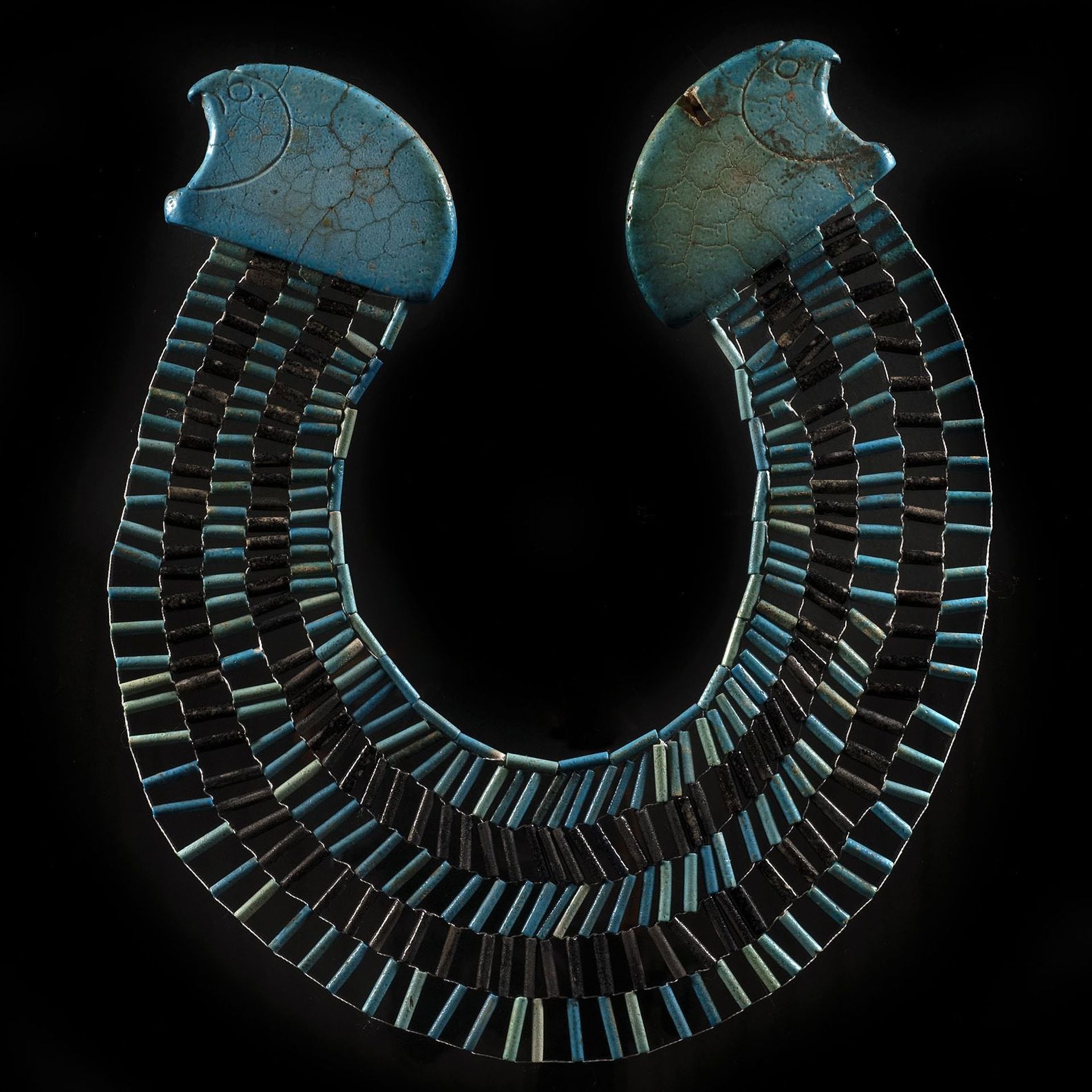 Collier avec extrémités en forme de tête de faucon
Égypte, Moyen Empire - 
Faïence

