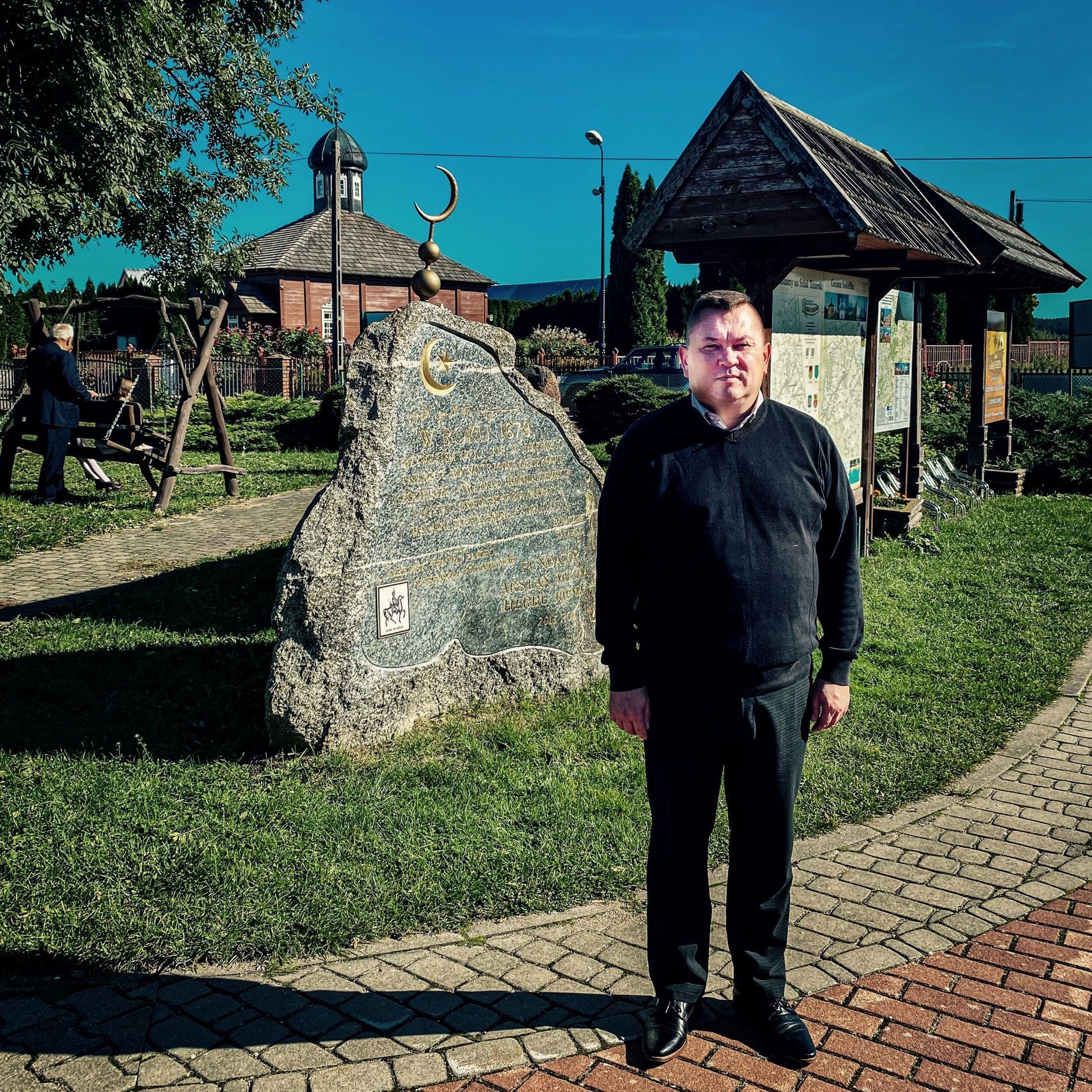 Maciej Szczesnowicz, chef de la communauté tatare, devant la mosquée de son village, Bohoniki.