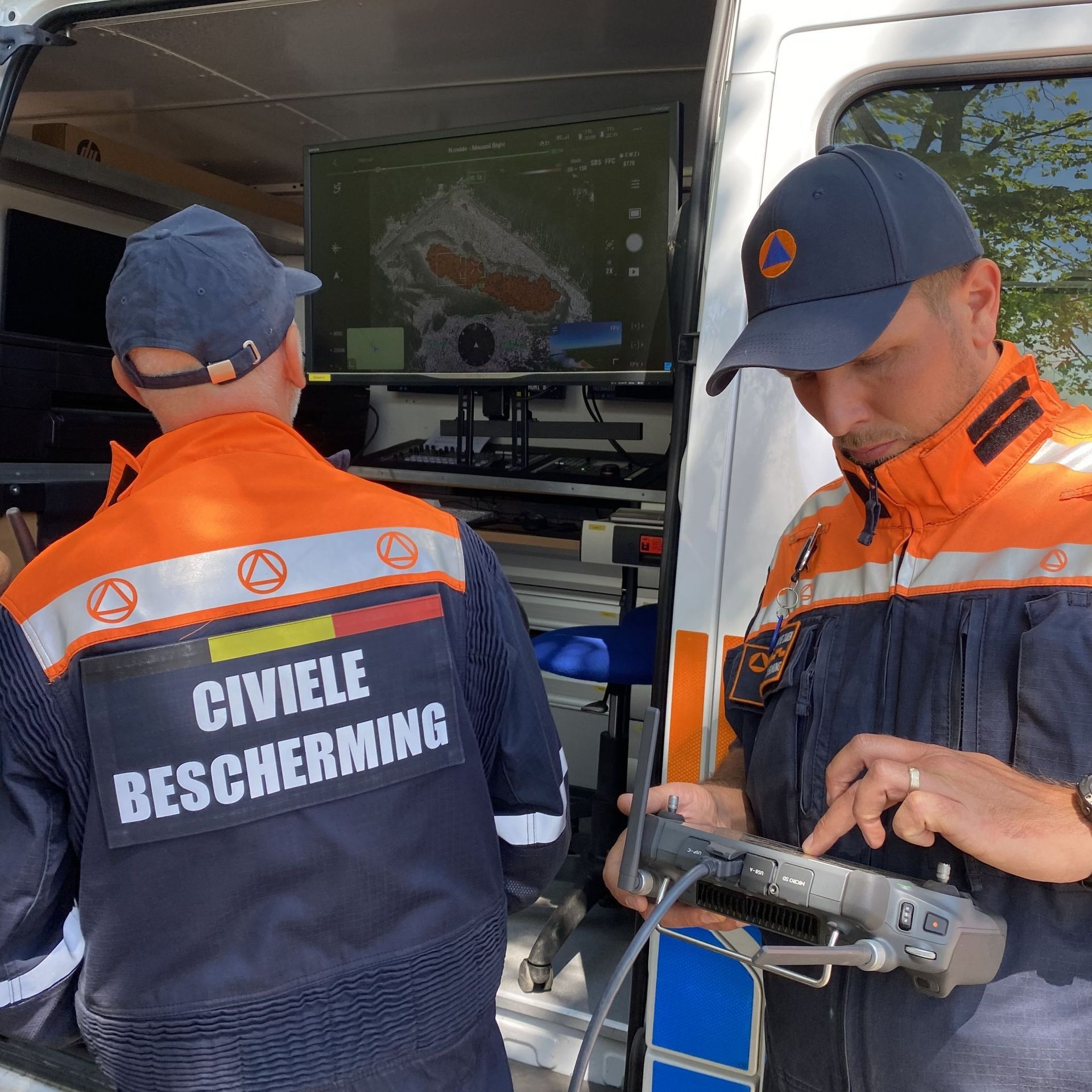 La protection civile utilise un drone pour contrôler la propagation de l’incendie.