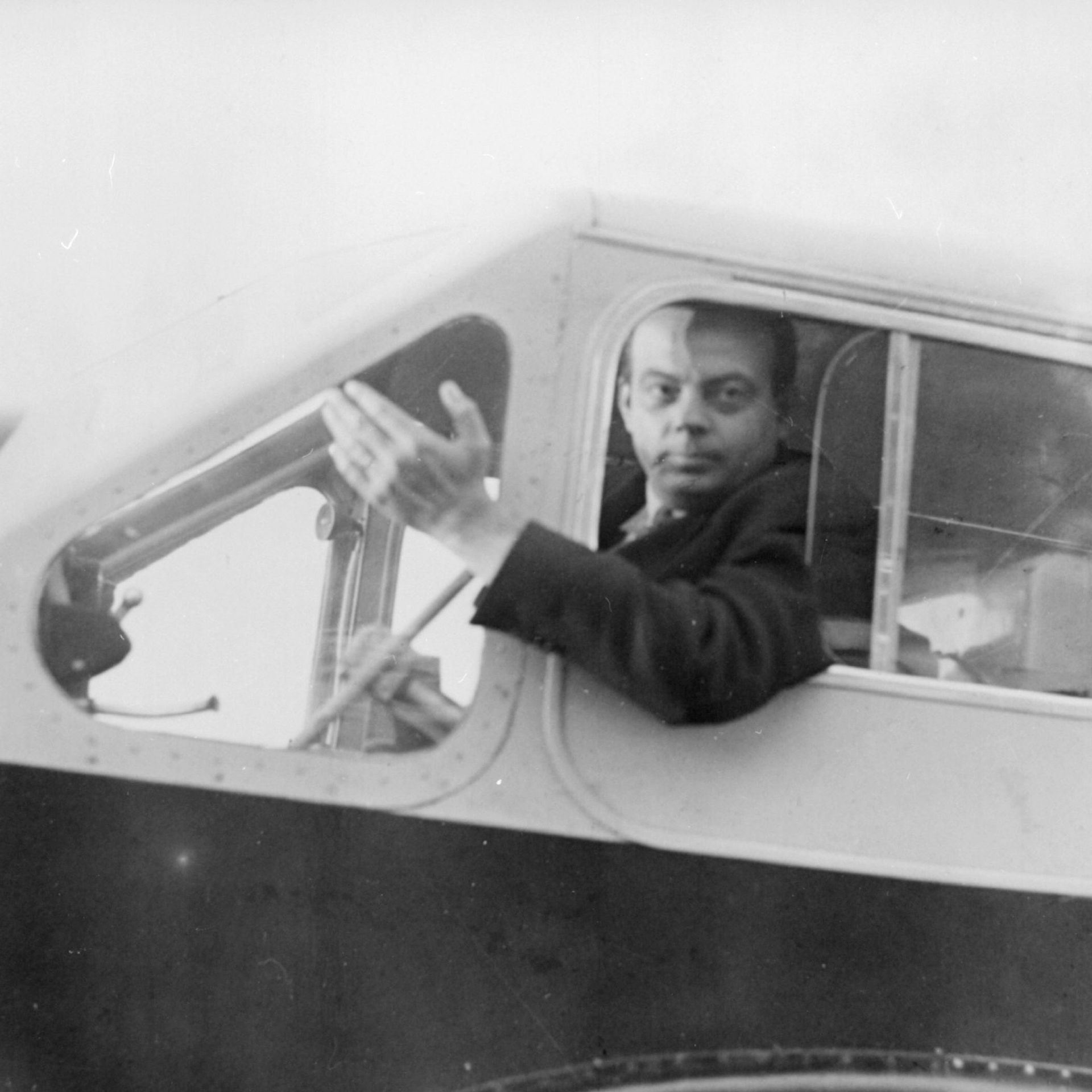 L'aviateur et écrivain français Antoine de Saint-Exupéry (1900 - 1944), tué lors d'un vol de reconnaissance au-dessus de l'Afrique du Nord pendant la Seconde Guerre mondiale.