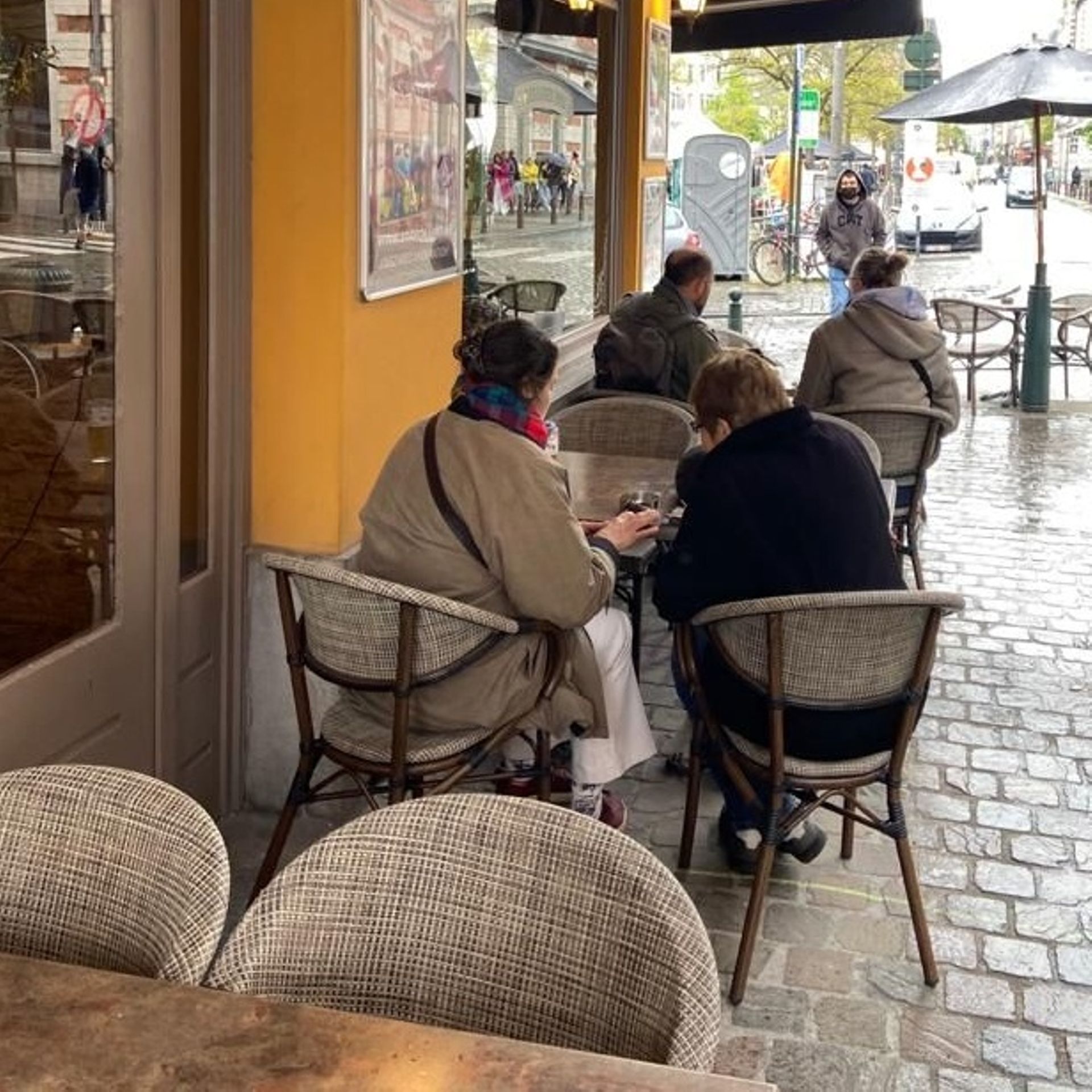 La place du Jeu de Balle, à Bruxelles, retrouve ses tables et chaises, ainsi que son célèbre marché aux puces