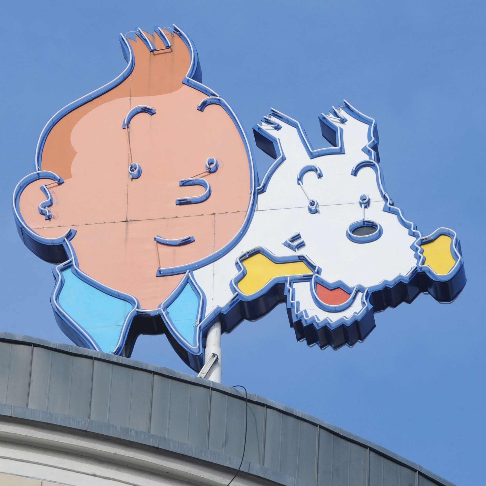L'illustration montre un panneau avec Tintin et Milou (Kuifje en Bobbie), célèbre personnage d'Hergé, le mardi 29 septembre 2009, au sommet du bâtiment Lombard Edition, dans le centre-ville de Bruxelles.