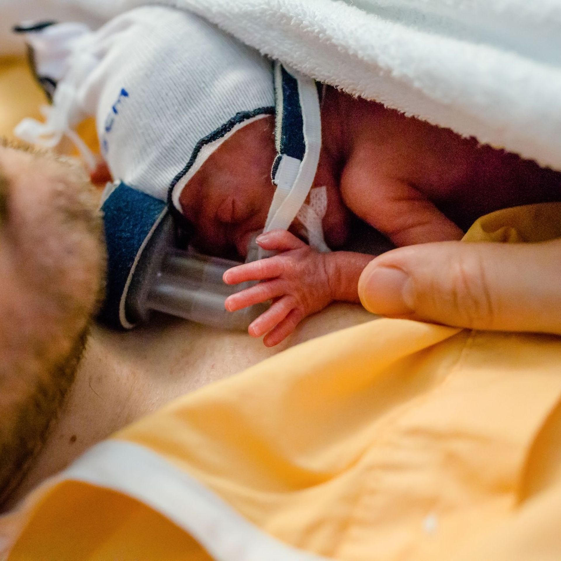 Peau à peau avec mon bébé en maternité ou en néonatologie