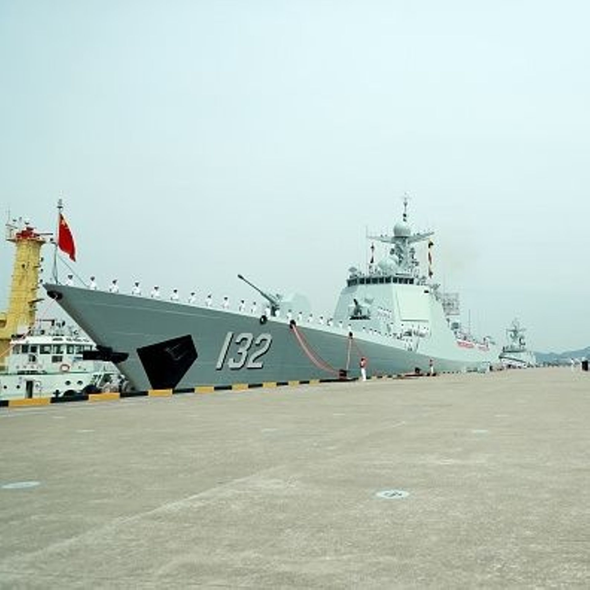 Image d'illustration : des membres de la marine chinoise se tiennent sur le pont du destroyer pour missiles guidés Suzhou (coque 132) de la force d'escorte dans un port militaire, le 18 mai 2022 à Zhoushan, dans la province chinoise du Zhejiang.