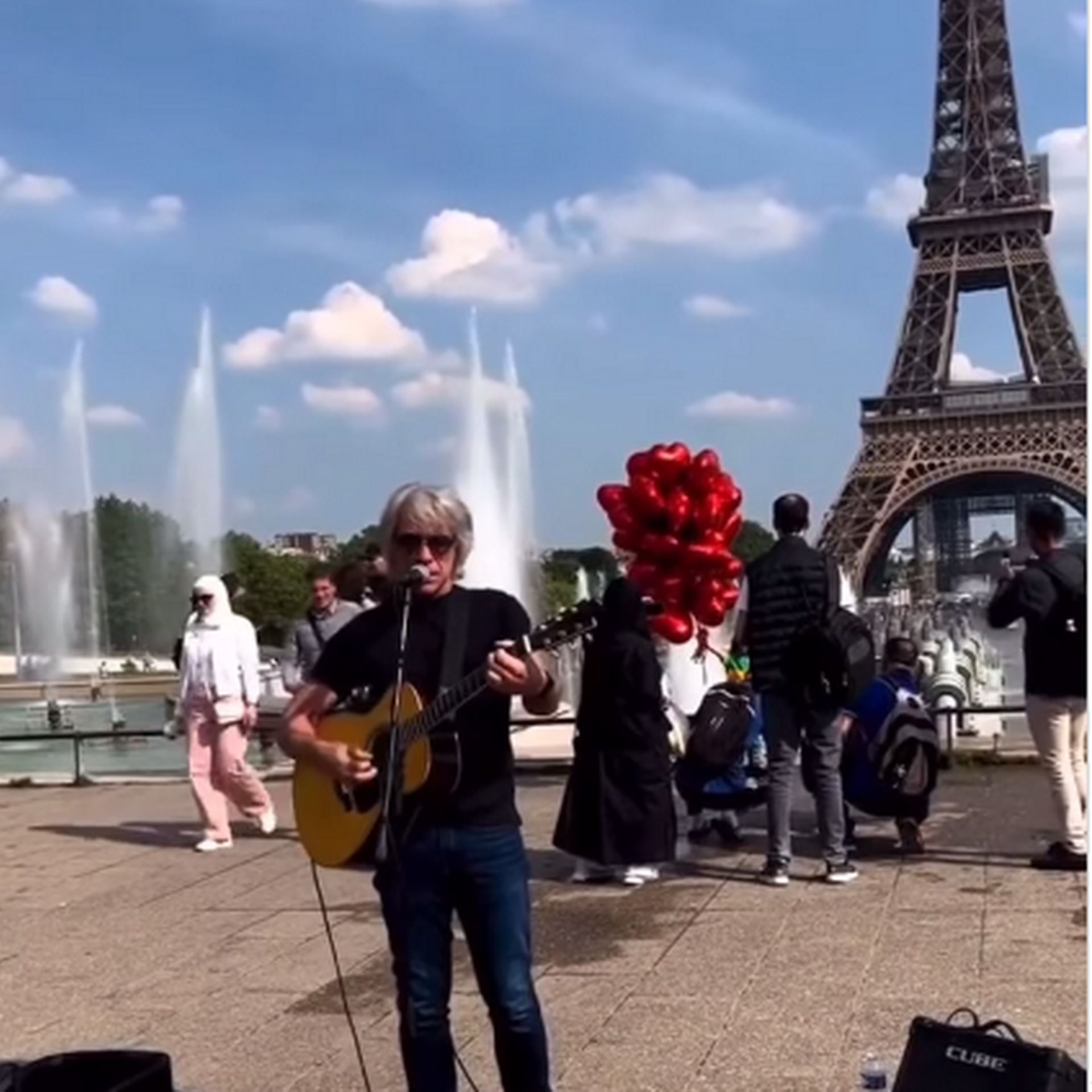 Incroyable : Jon Bon Jovi chante devant la tour Eiffel à Paris et personne  ne semble le reconnaitre (BEST OF 2023) - RTBF Actus