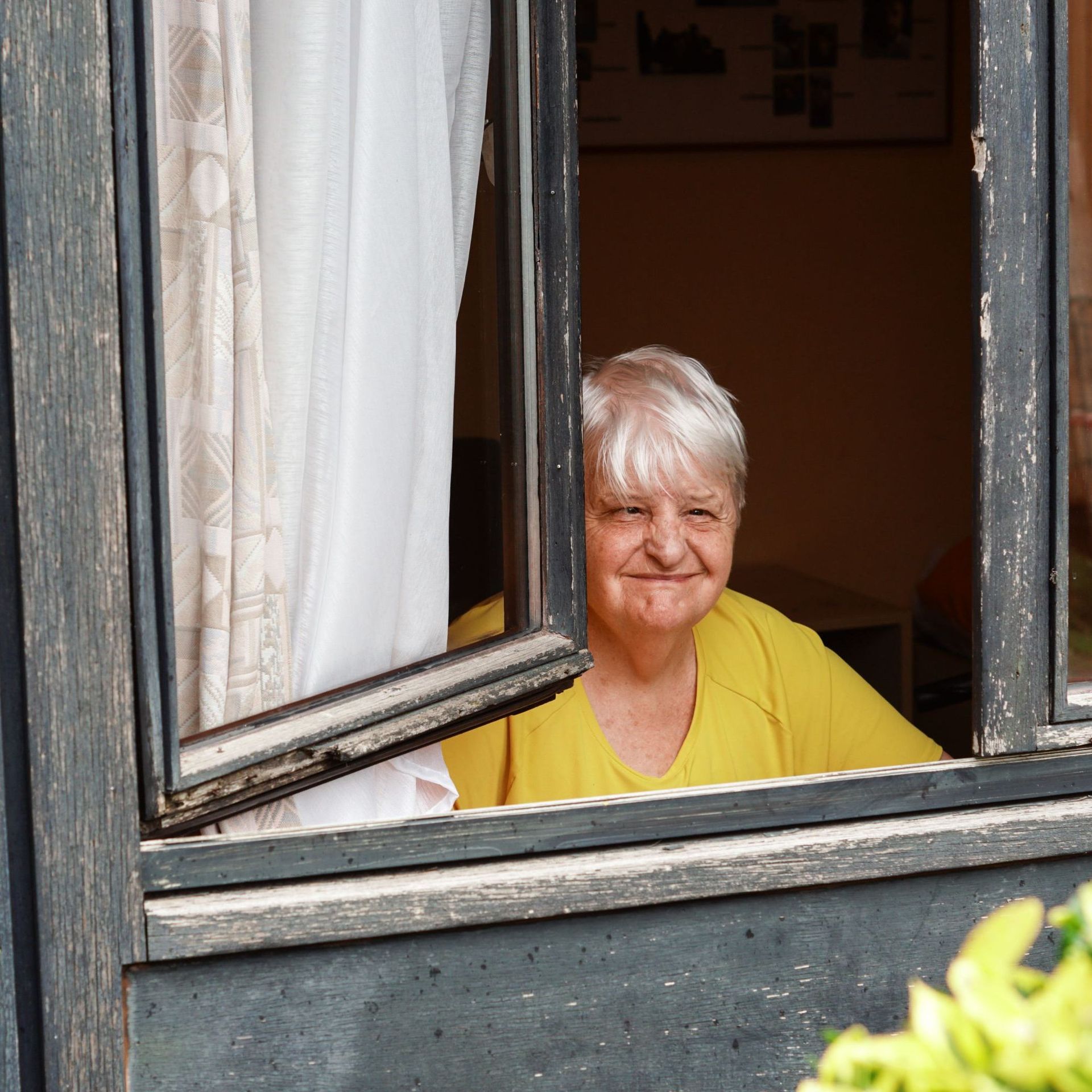 Anne-Marie, résidente de la Cognée, nous salue depuis sa fenêtre