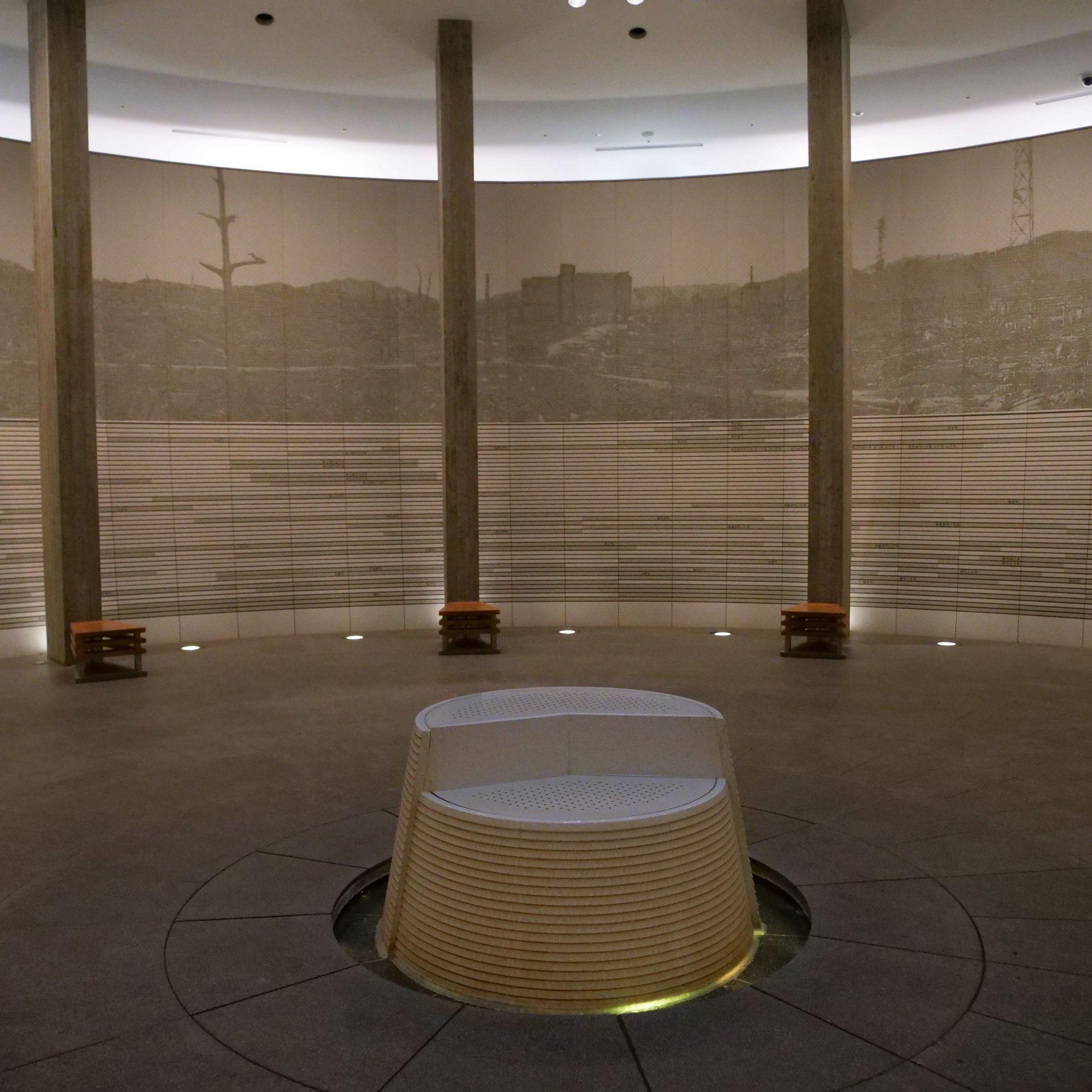 Les murs du hall du Mémorial sont composés d’une mosaïque de 140.000 carreaux, comme le nombre de victimes.
