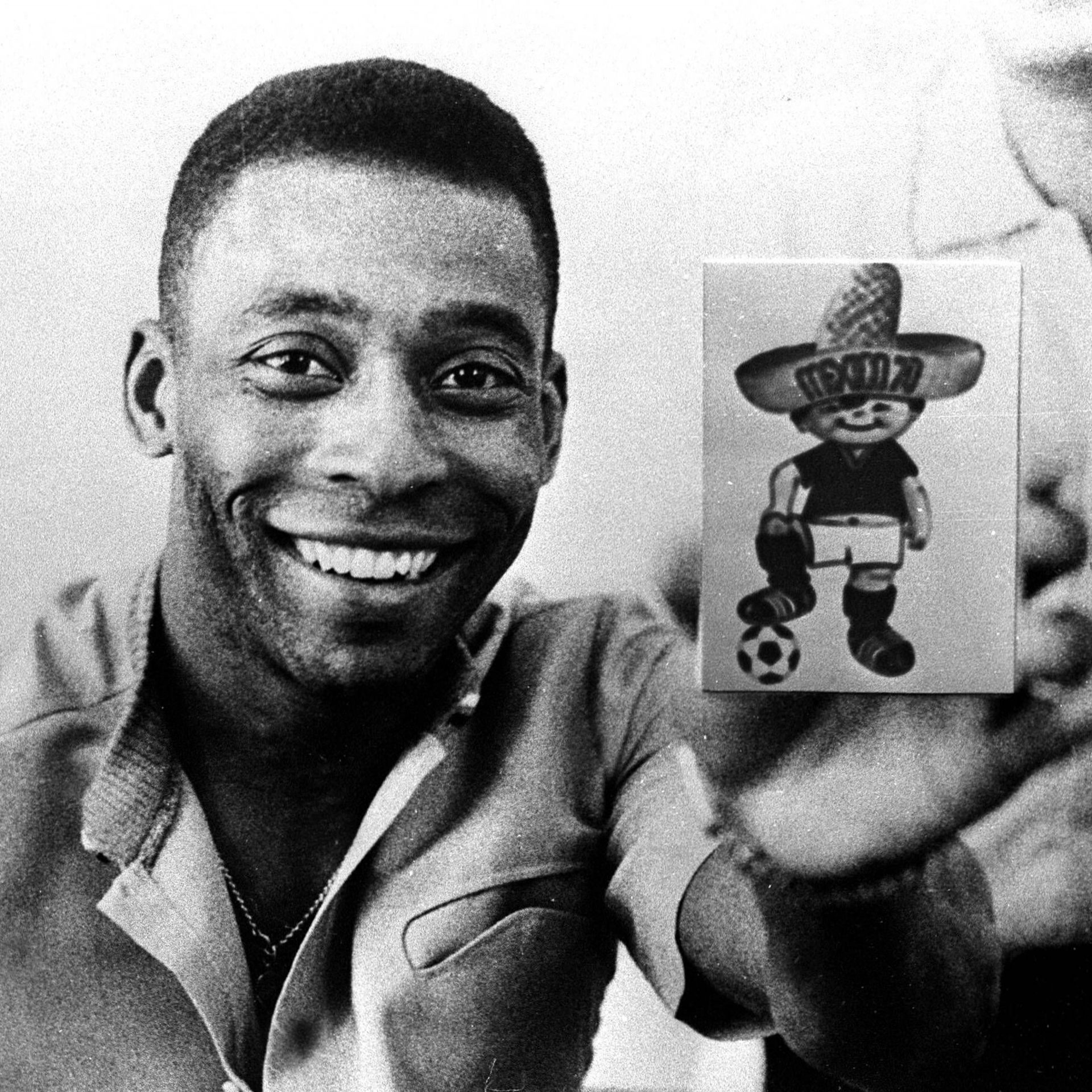 Pelé avec la mascotte de Mexico 70