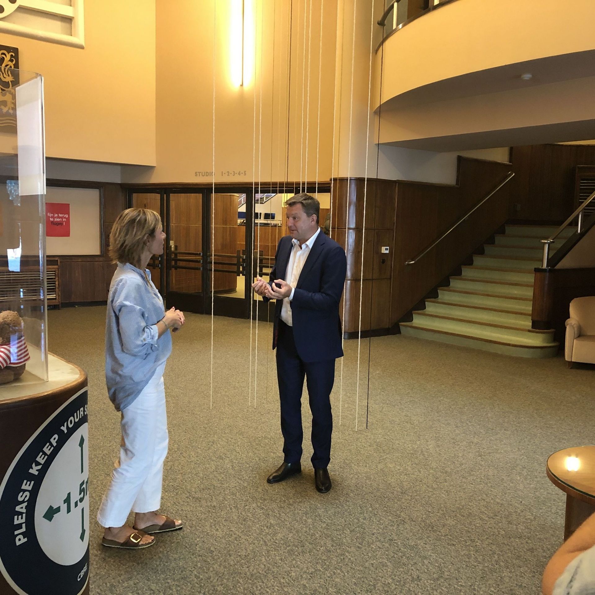Armelle et Gilles Ledure, directeur général de Flagey, dans le hall d'entrée de Flagey.