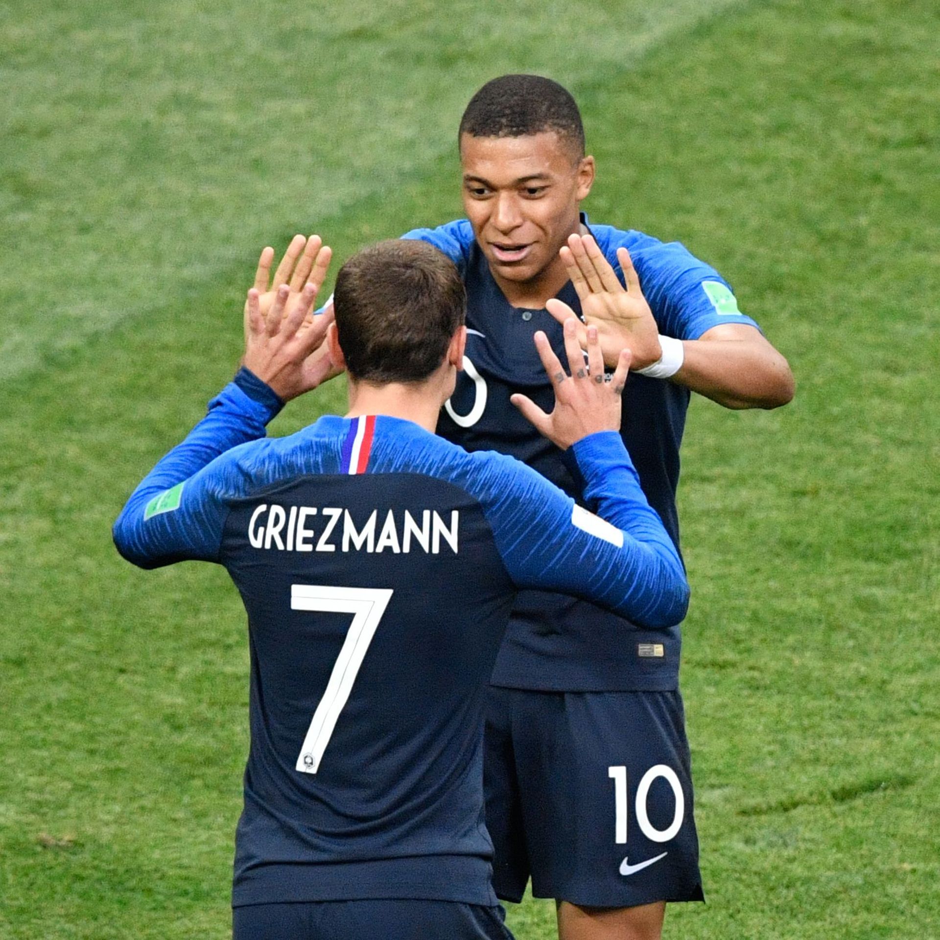 Les Bleus champions du monde : Griezmann et Mbappé candidats au Ballon d'or  - Le Parisien