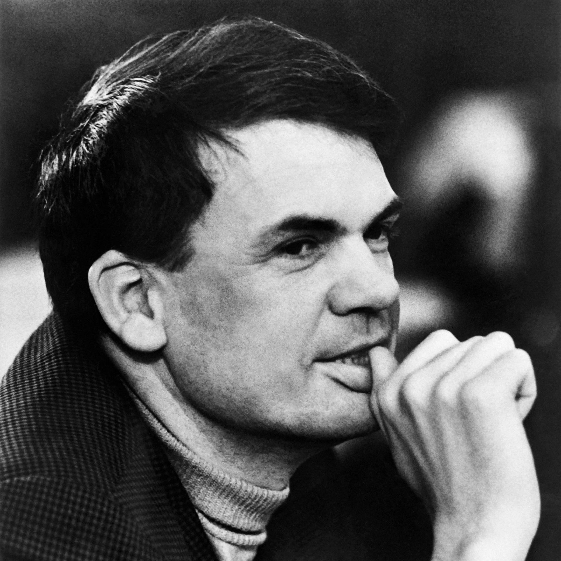 Milan Kundera : l'écrivain qui a réussi à traduire la tragédie du 20e  siècle dans ses romans 