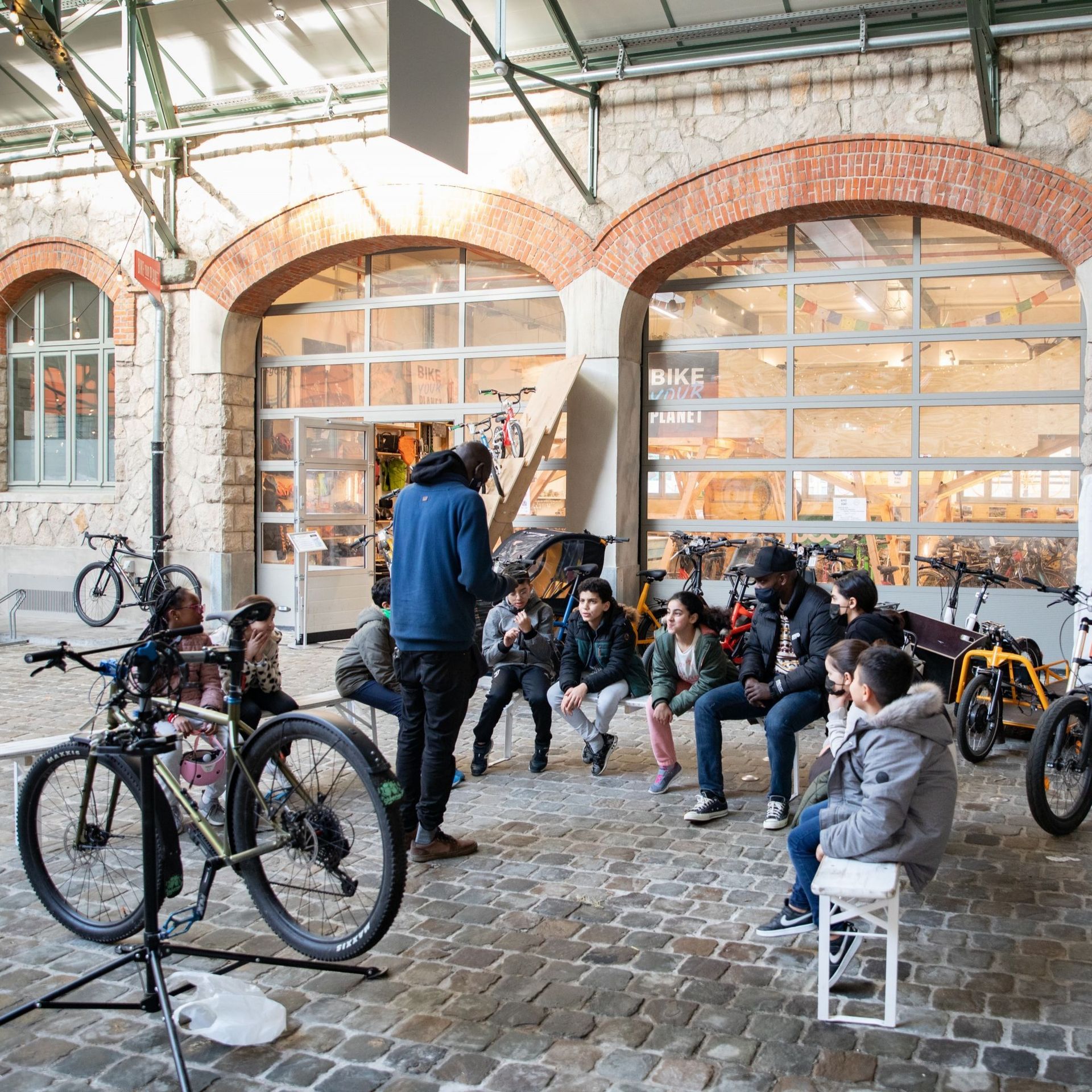 Atelier vélo pour les enfants, l’ASBL essaye de sensibiliser les jeunes à la pratique de la mobilité douce à Bruxelles.