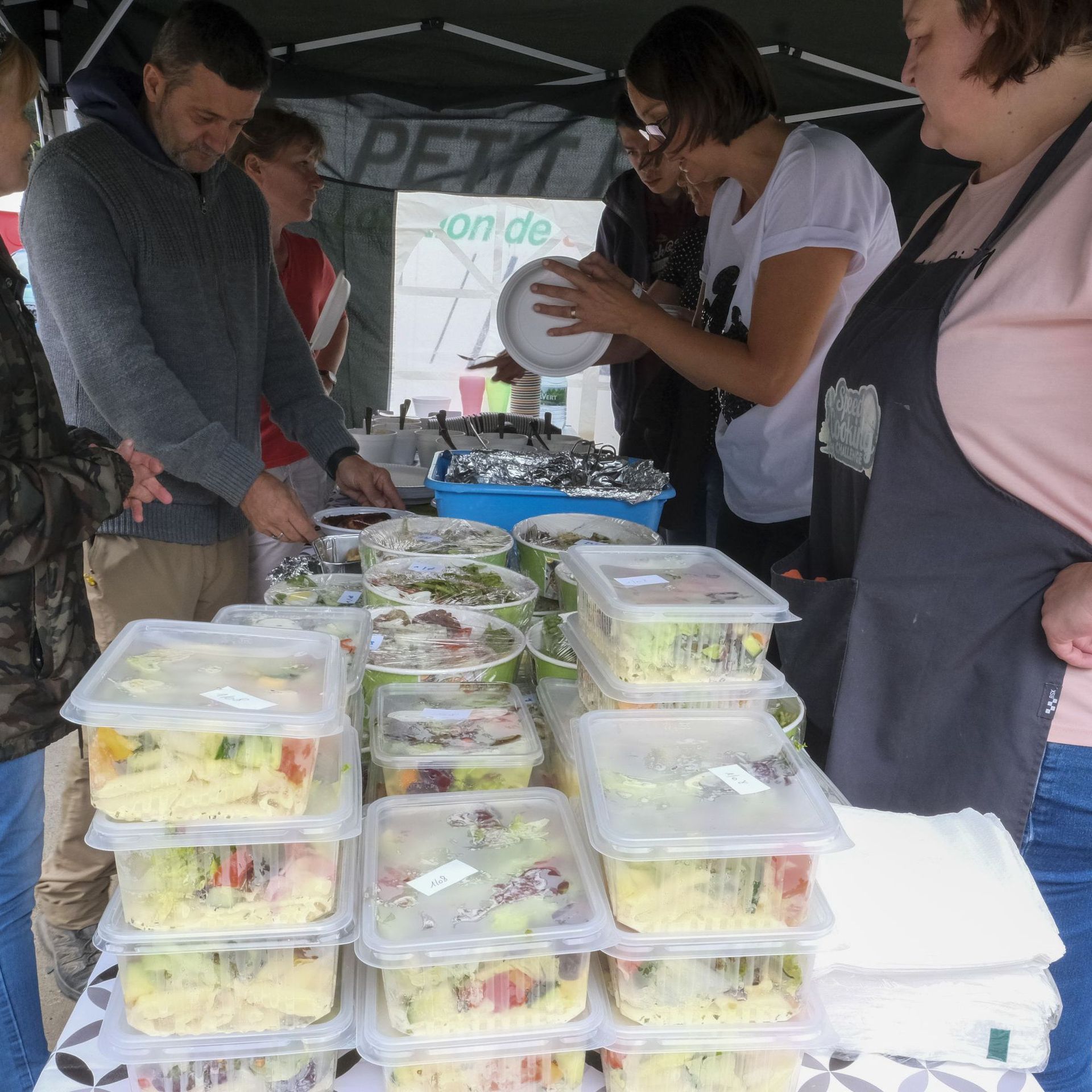 Des bénévoles distribuent des repas à Pepinster. Photo d'illustration